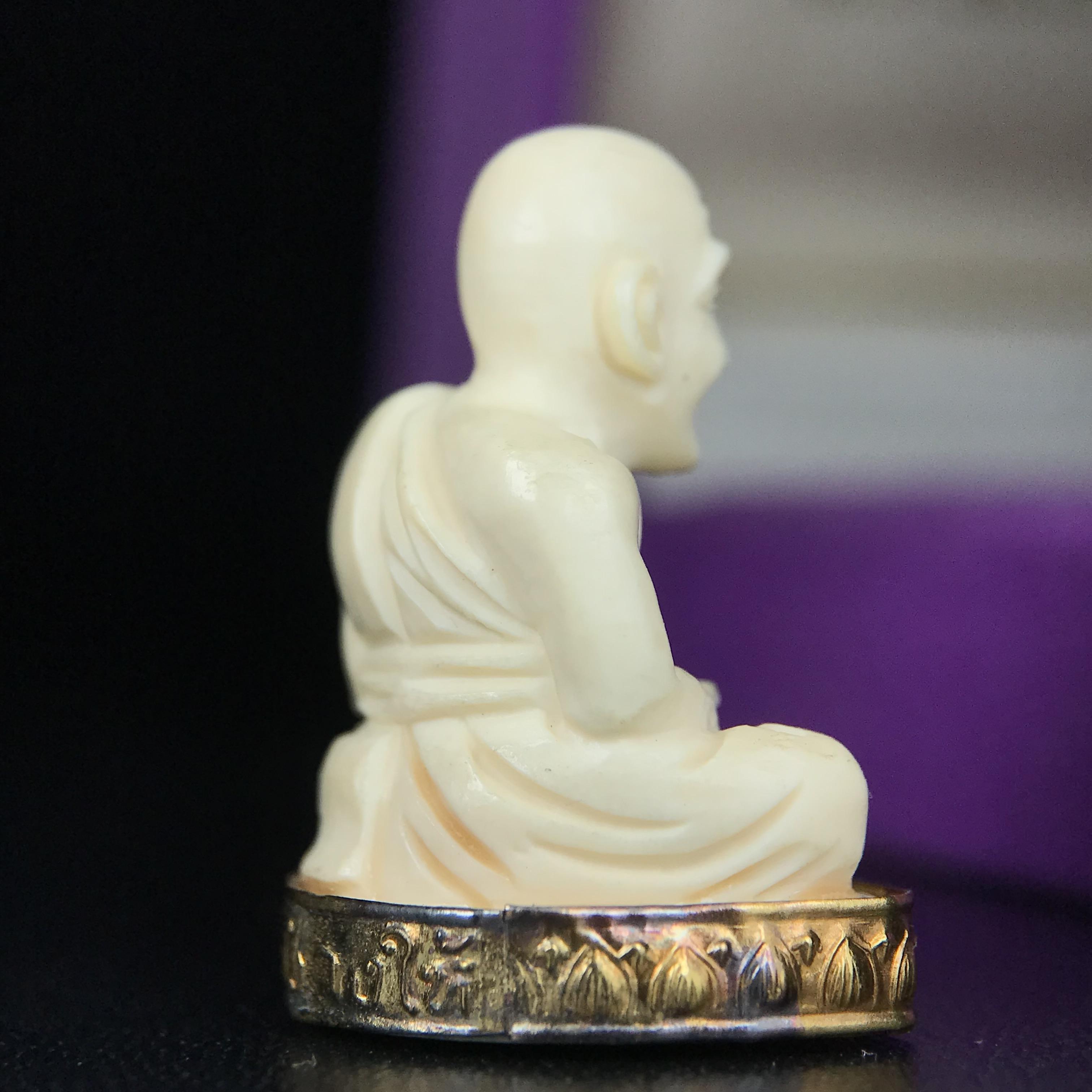 สมเด็จหลวงพ่อทวด รุ่นคชสารหมื่นปี (ศิลปาชีพ) วัดช้างให้ ปี 2541โดยมีท่าน อ.นอง วัดทรายขาว เป็นเจ้าพิธี และมีเกจิร่วมปลุกเสก 108 รูป บรรจุผงว่านเก่าและดินกากยายักษ์(พิมพ์ลอยองค์ฐานทองคำโค๊ตทองคำ)พร้อมกล่องบรรจุครบ นิยมหายาก**ผิวสวยงานแกะพุทธศิลป์สวยงดงาม**