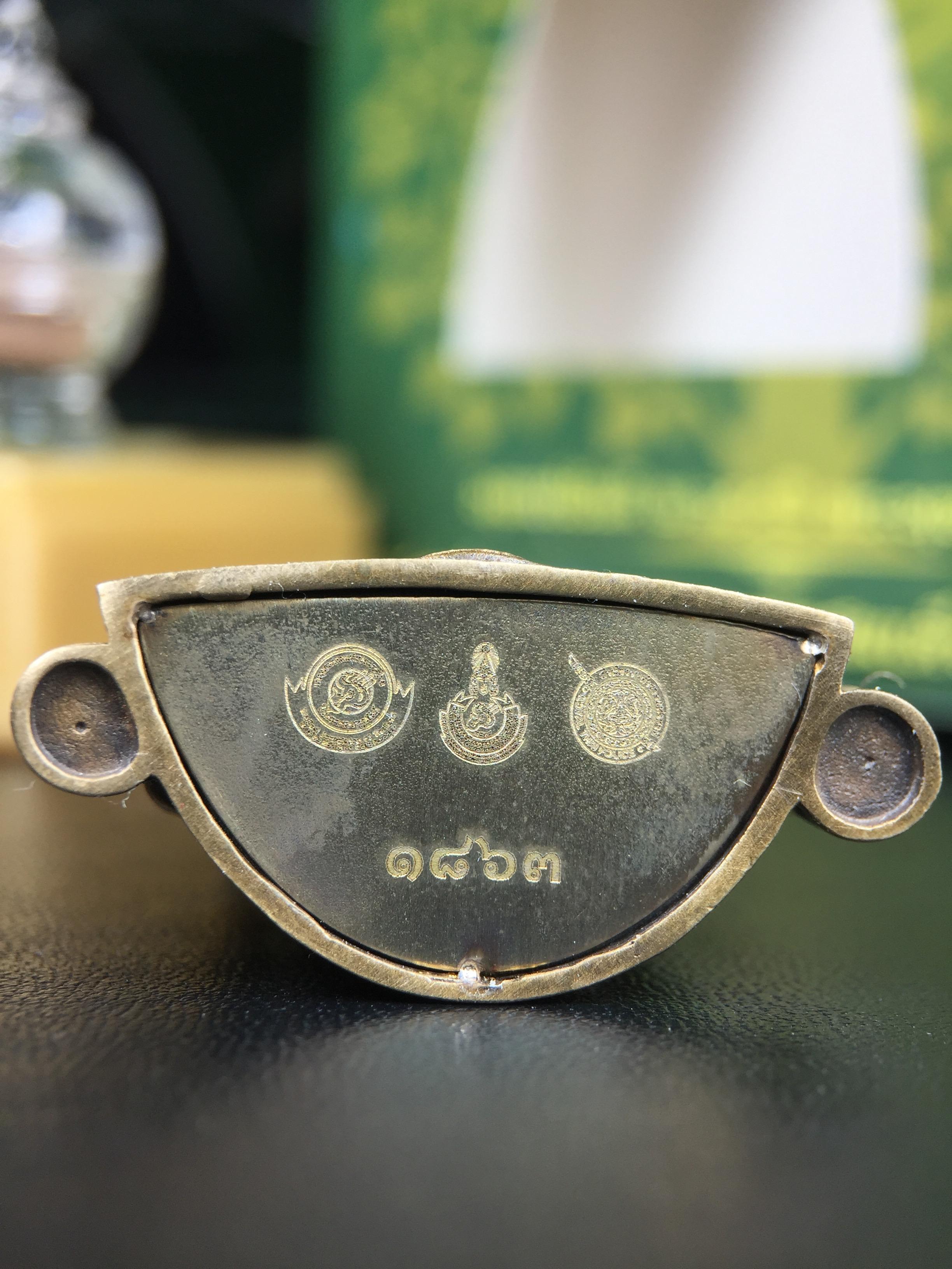 พระพุทธชินราช(จำลอง) ภปร. 84 พรรษา เนื้อบรอนซ์รมดำซาติน พิมพ์ใหญ่ขนาดหน้าตัก 3/4 นิ้ว (พระราชทานมวลสาร จิตรลดาและเส้นพระเจ้า(เส้นผม)รัชกาลที่9)พุทธศิลป์ทรงคุณค่าอีกหนึ่งรุ่นยอดนิยม(1ใน5000องค์)