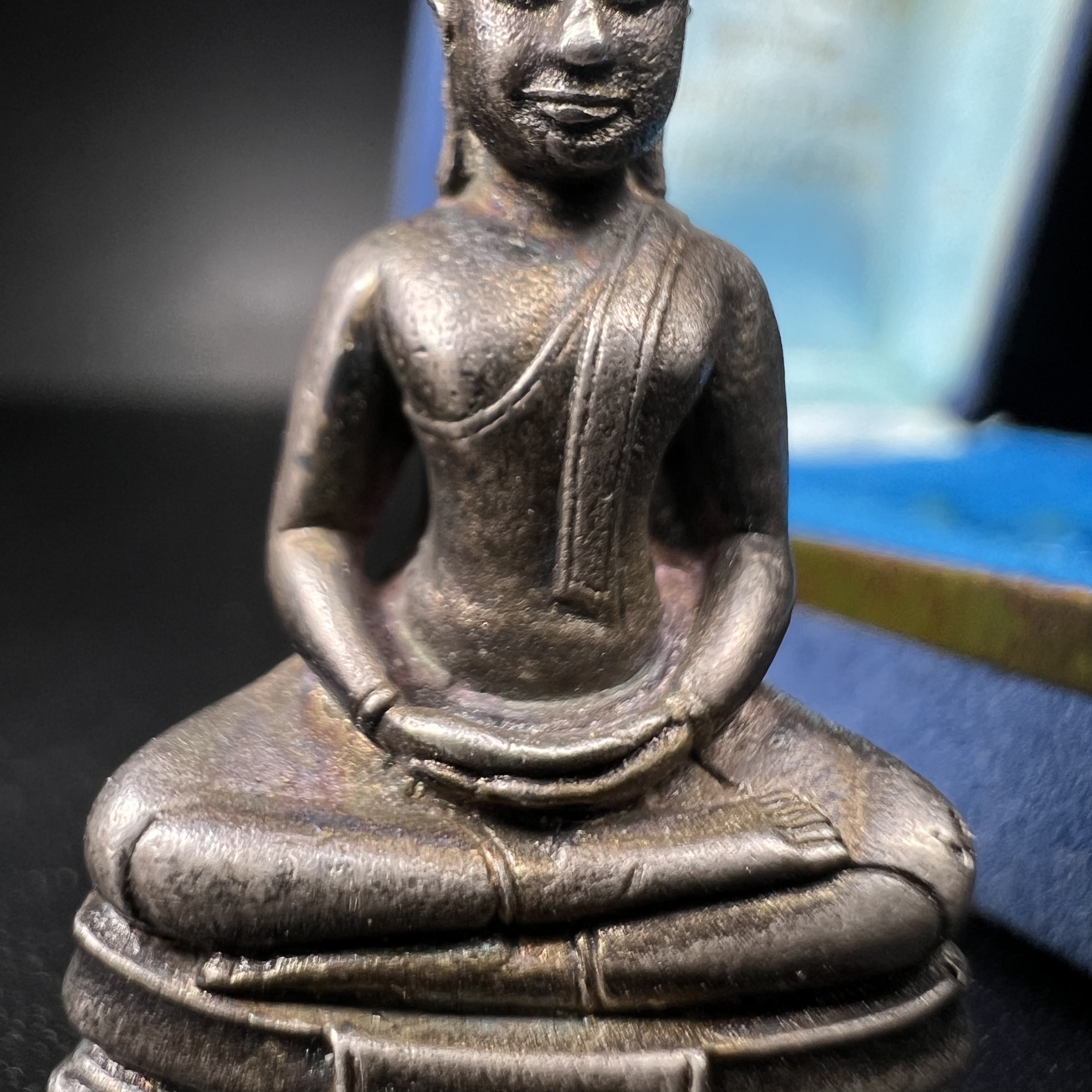 หลวงพ่อพระพุทธโสธร รุ่น ญสส. ปี 2533 พิมพ์ใหญ่เนื้อเงินผสมชนวน ผิวเดิมสวยเข้มขลังพร้อมกล่องบรรจุเดิมครบ(สมเด็จพระญาณสังวร สมเด็จพระสังฆราช เสด็จเป็นองค์ประธานเททอง)พระดีพิธีใหญ่ชนวนมวลสารเข้มขลังและเป็นอีกหนึ่งผลงานของนายช่างเกษม มงคลเจริญ งดงามทรงคุณค่า