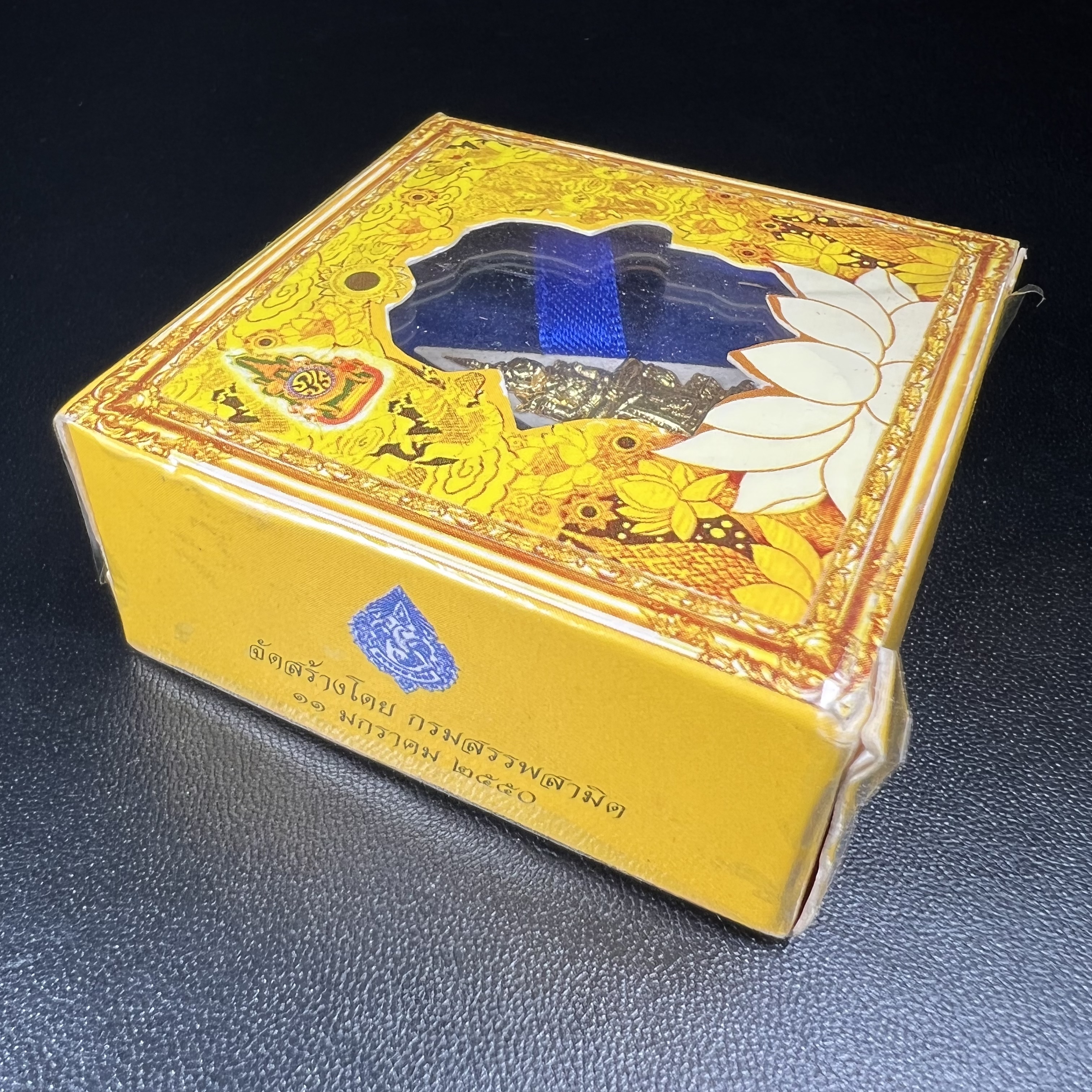 พระแก้วมรกต(จำลอง)ทรงเครื่องฤดูร้อน พระผงบูชา ด้านหน้าปิดทอง ด้านหลังตราสัญลักษณ์ฉลองสิริราชสมบัติครบ 60ปี เนื้อเงิน(รุ่นนี้ได้พระราชทานเส้นพระเจ้า(เส้นผม)รัชกาลที่9ในการจัดสร้าง)