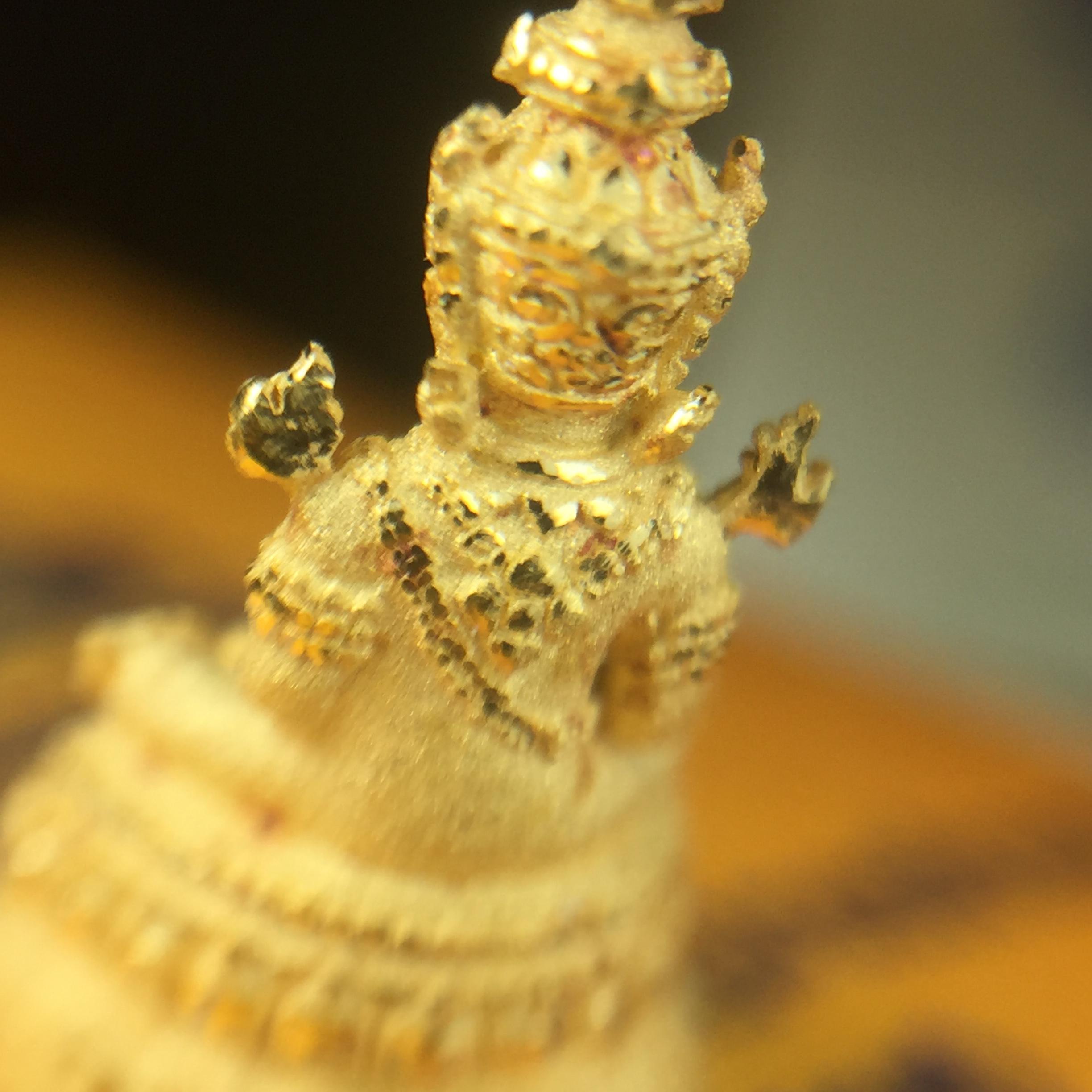 พระแก้วมรกต(จำลอง)ลอยองค์ ขนาดหน้าตัก 1/4 นิ้ว(พิมพ์เล็ก) ทรงเครื่องฤดูร้อน เนื้อทองคำ ตราสัญลักษณ์ฉลองสิริราชสมบัติครบ 60 ปี พ.ศ.2549 (สวย กล่องการ์ดใบรับรอง ครบสมบูรณ์)