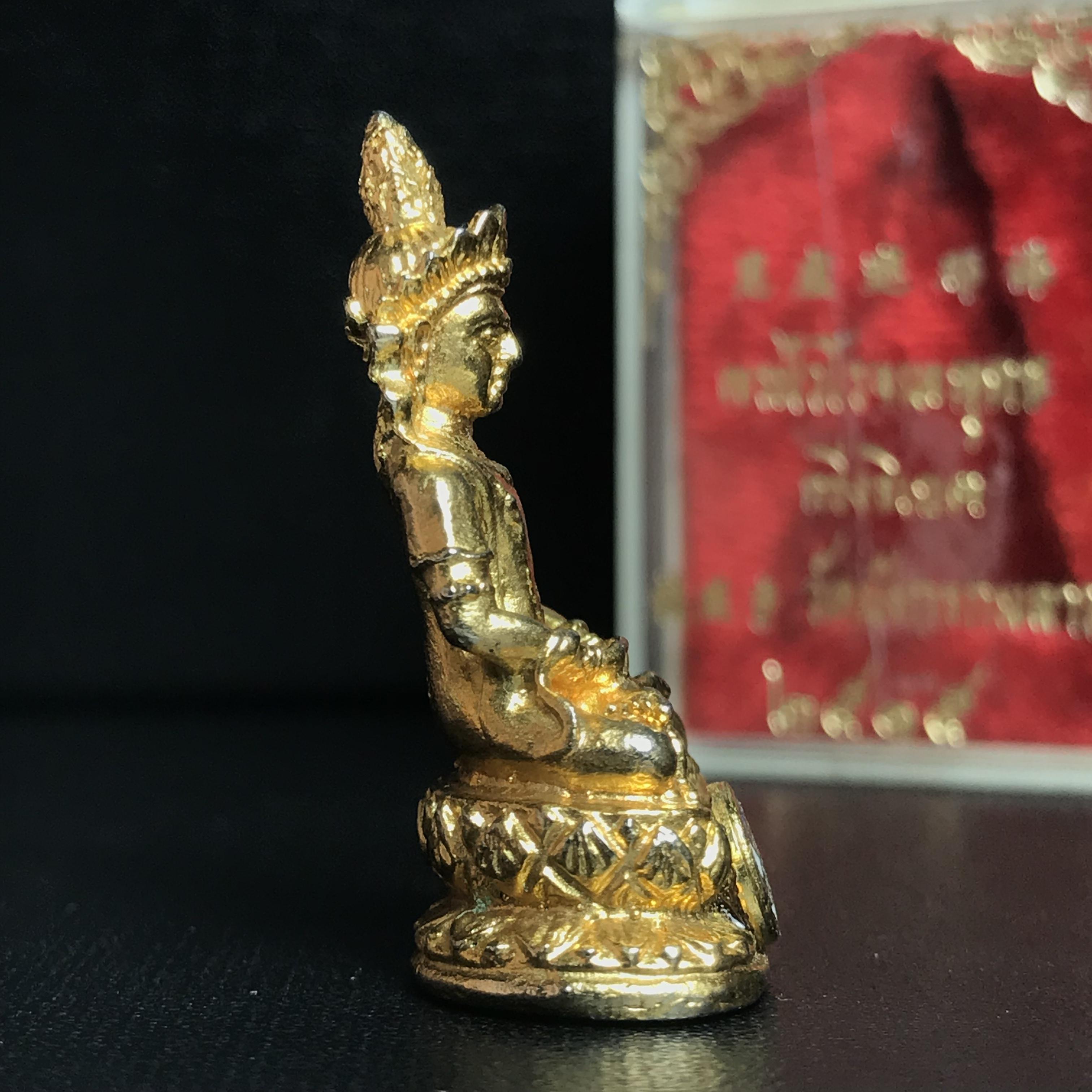 พระกริ่งธิเบตอวโลกิเตศวร ภปร.(พระไวโรจนะพุทธ)วัดมังกรกมลาวาส(เล่งเน่ยยี่) รุ่นแรกปี2515 เนื้อโลหะกะไหล่ทอง(ในหลวงรัชกาลที่9เสด็จเททอง)(หลวงปู่โต๊ะปลุกเสก)(หายาก)