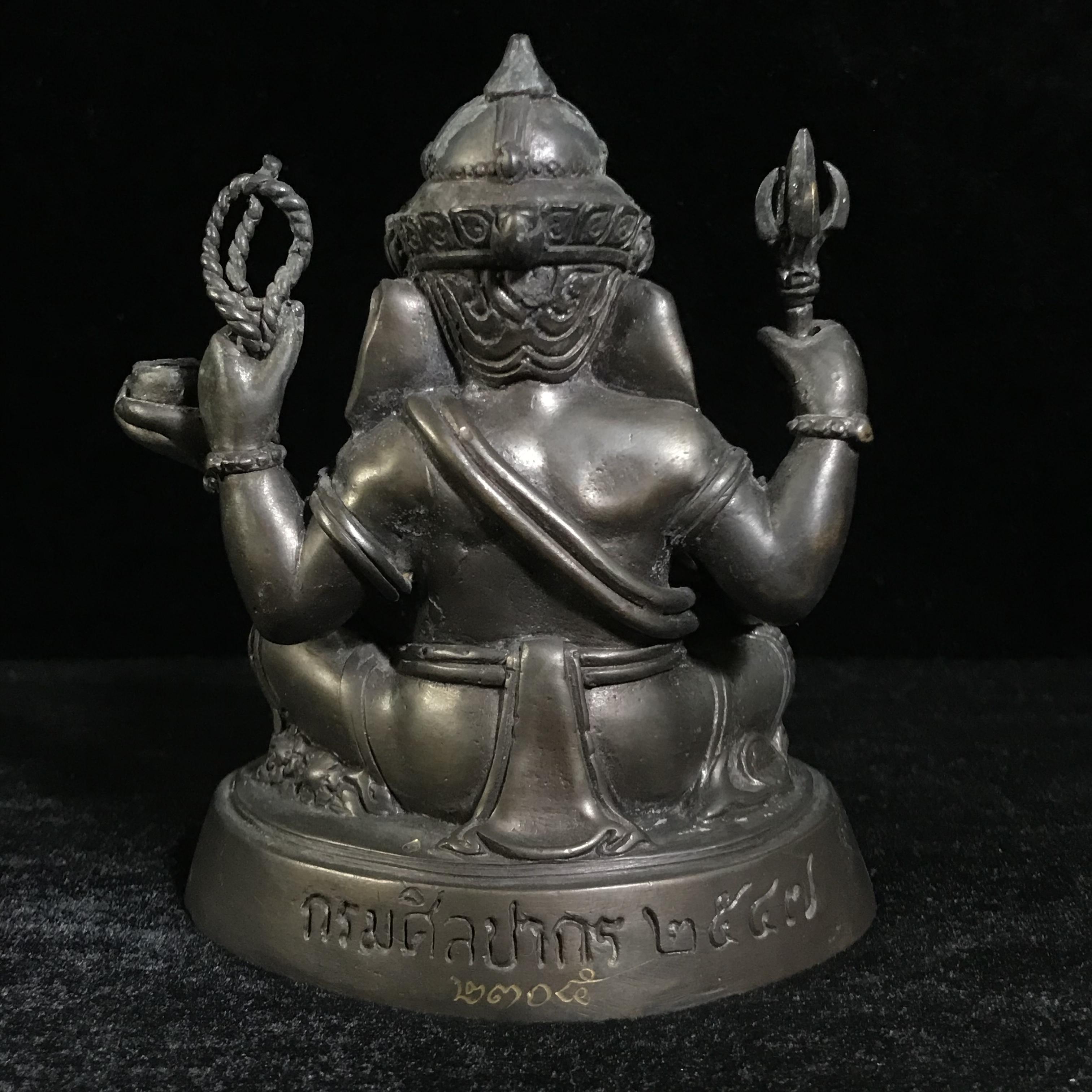 พระพิฆเนศ กรมศิลปากร ปี2547 ขนาดบูชาหน้าตัก 3 นิ้ว โลหะผสมเนื้อดี มีโค๊ดหมายเลขกำกับ (1 ใน 5000 องค์)