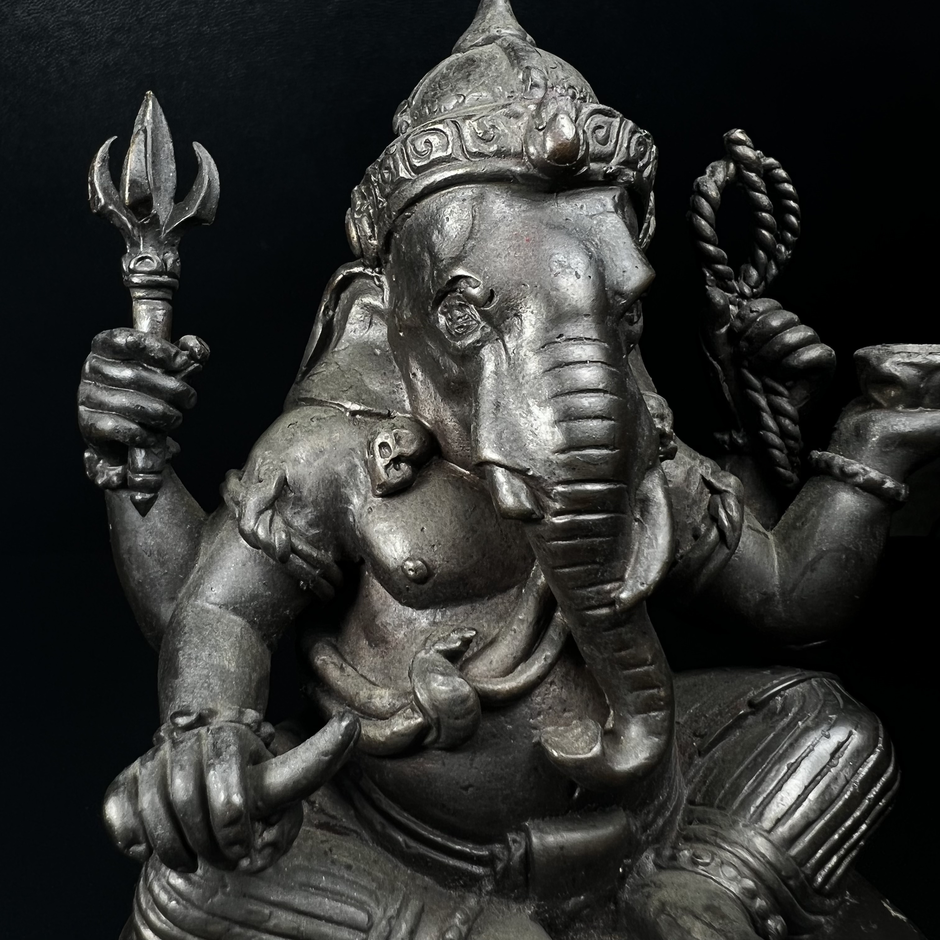 พระพิฆเนศ กรมศิลปากร ปี2547 ขนาดบูชาหน้าตัก 3 นิ้ว โลหะผสมเนื้อดี มีโค๊ดหมายเลขกำกับNo.821 (1 ใน 5000 องค์)รุ่นยอดนิยมหายาก