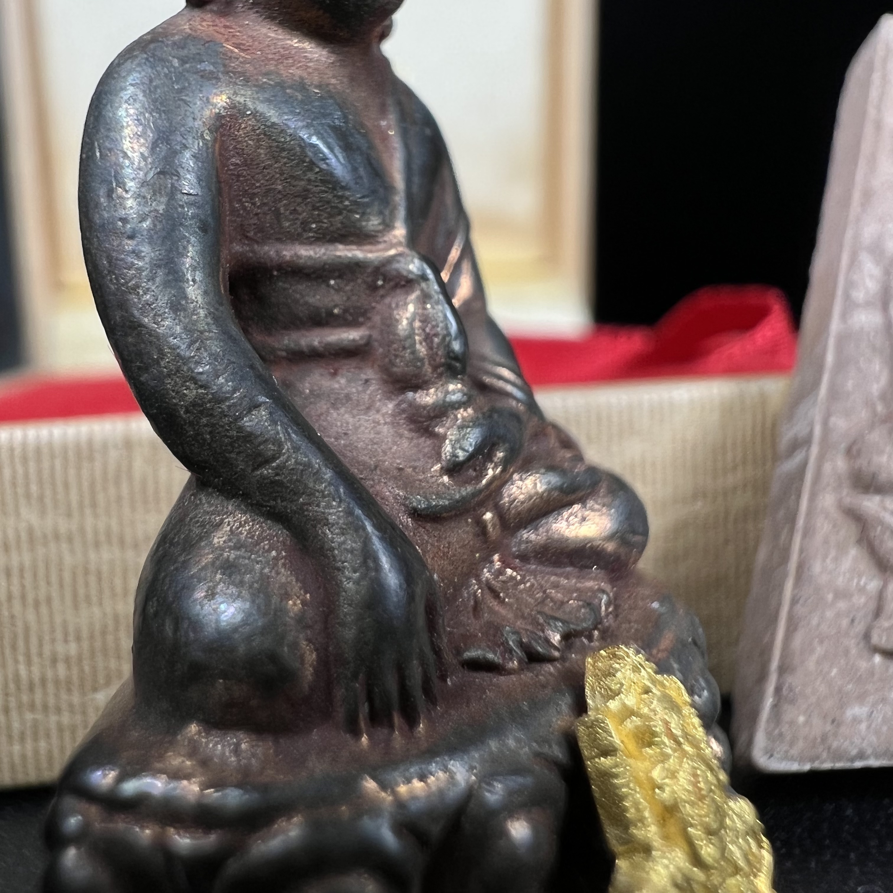 พระกริ่งเจริญโภคทรัพย์ พระพิมพ์จิตรลดา ที่ระลึกโครงการหลวง ปี 2539 ฉลองครองราชสมบัติครบ 50 ปี รัชกาลที่ 9 ตรากาญจนาภิเษกทองคำ(เนื้อทองคำแท้)(ชุดกรรมการหายาก)(1ใน1999ชุด)