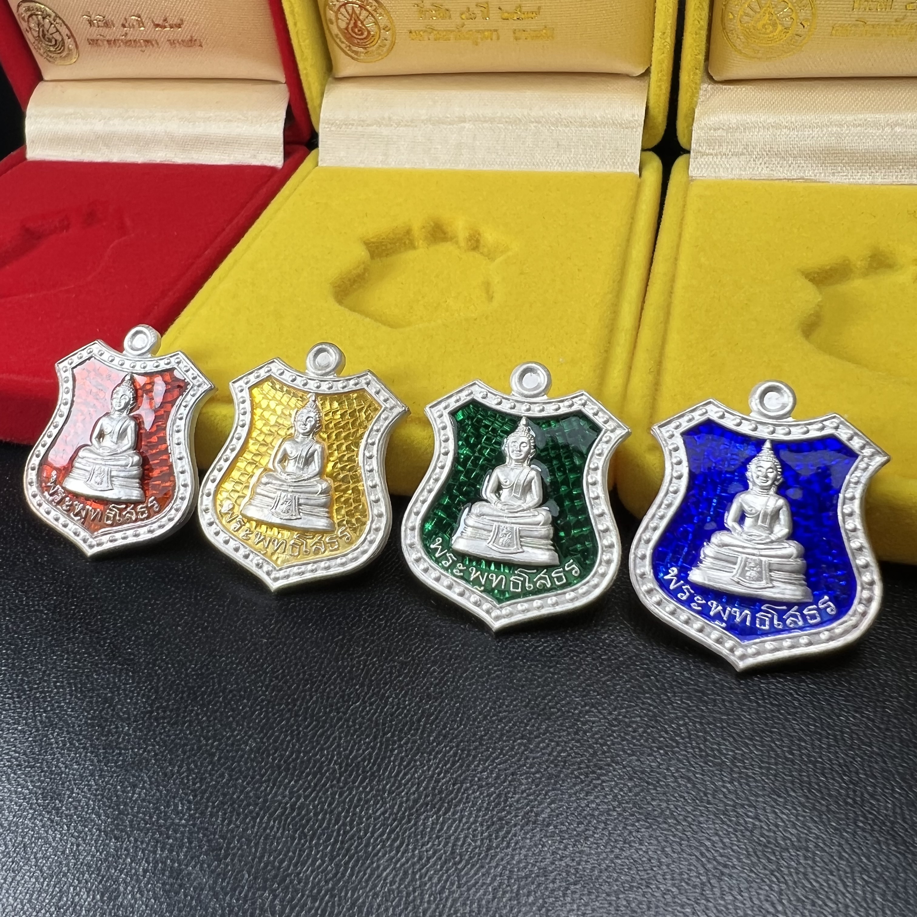 เหรียญหลวงพ่อโสธร ภปร. รุ่นกาญจนาภิเษก จัดสร้างในมงคลวโรกาสที่พระบาทสมเด็จพระเจ้าอยู่หัวรัชกาลที่9 เสด็จเถลิงถวัลย์สิริราชสมบัติ ครบ 50 ปี ในพุทธศักราช 2539 เนื้อเงินลงยา(สีแดง สีเหลือง สีน้ำเงิน สีเขียว)ครบชุดรวม 4 เหรียญ(พิธีใหญ่เข้มขลัง)1 ใน 9950 ชุด