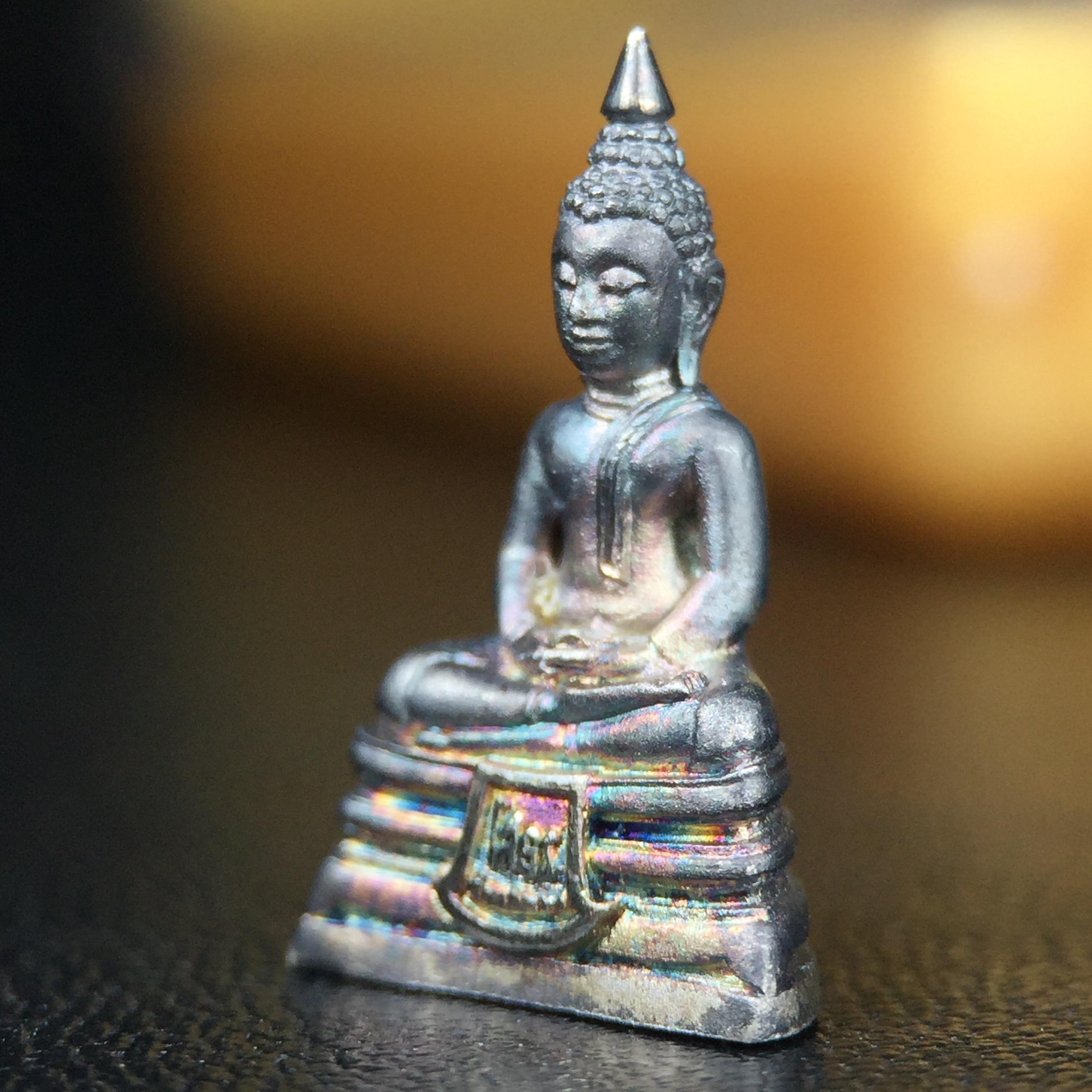 พระพุทธโสธร คุ้มเกล้าฯ ภปร.(ใต้ร่มพระบารมี คุ้มเกล้า) 60ปี รพ.ภูมิพลฯ พ.ศ.2552 เนื้อเงิน ชุบทองคำขาว(พิมพ์เล็กขนาด 11.5*10.5 มม.)เนื้อเงินผิวเดิมกลับดำขึ้นสีรุ้งเข้มขลังงดงามธรรมชาติสร้างสรรค์ สภาพสวยเดิมพร้อมกล่องบรรจุเดิม ตอกโค๊ดหมายเลขกำกับ