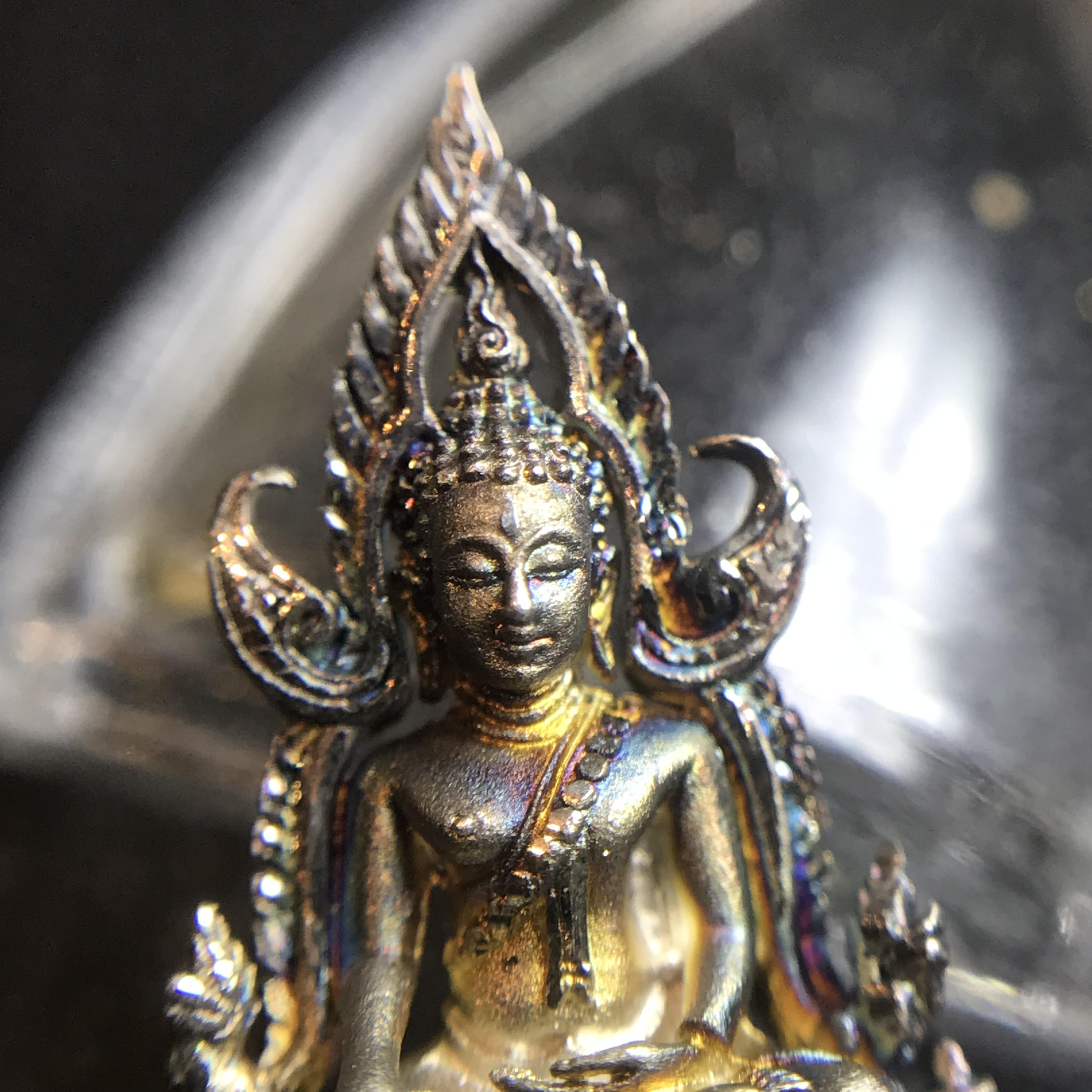 พระพุทธชินราช(จำลอง) ภปร 84 พรรษา เนื้อเงินชุบทองคำขาว พิมพ์เล็กขนาดหน้าตัก 1/4 นิ้ว สภาพผิวเดิมขึ้นผิวรุ้งสวยงาม