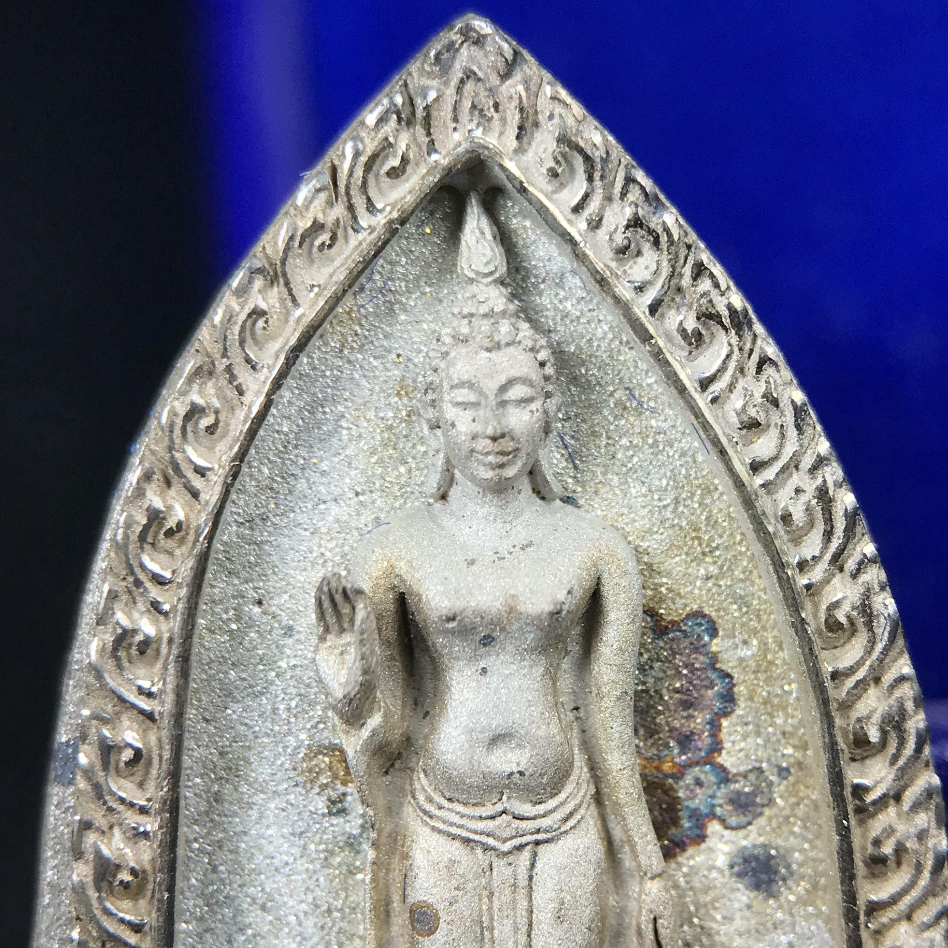 พระพุทธกาญจนพรสยามภูมิ ภปร. ปี 2539 เนื้อเงินพื้นทรายประกาย(ผิวเดิมสวย) พิมพ์ทรงใบขนุน ขนาด3.2ซม. พระพุทธรูปประจำพระชนมวาร รัชกาลที่9 ทรงโปรดเกล้าให้วิทยาลัยป้องกันราชอาณาจักร(วปอ.)สร้างในวโรกาสทรงครองสิริราชสมบัติครบ50ปี พ.ศ.2539(1ใน5000องค์)