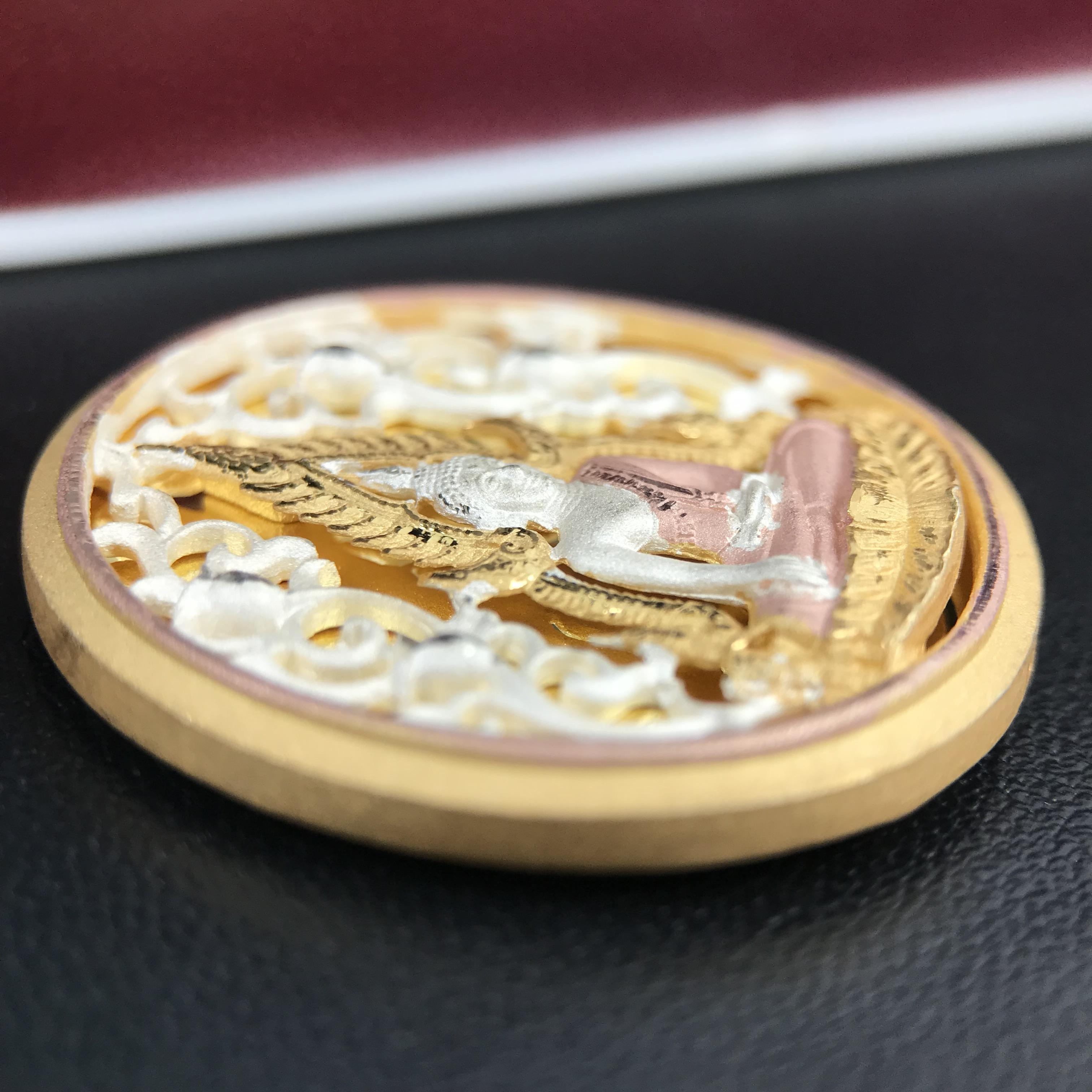 พระพุทธชินราช รุ่น ประวัติศาสตร์ มูลนิธิเพื่อตำรวจไทยจัดสร้าง ปี 2562 เนื้อเงินชุบสามกษัตริย์ขัดเงา พิมพ์เหรียญรูปไข่ฉลุลายไทย พิมพ์ใหญ่ พระพุทธชินราช แบบจิวเวอร์รี่(ขนาดสูง 2.9 ซม.)(สภาพสวยซีนซองเดิม กล่องบรรจุเดิมครบสมบูรณ์)(เลขเรียงสวย องค์หมายเลข 123)