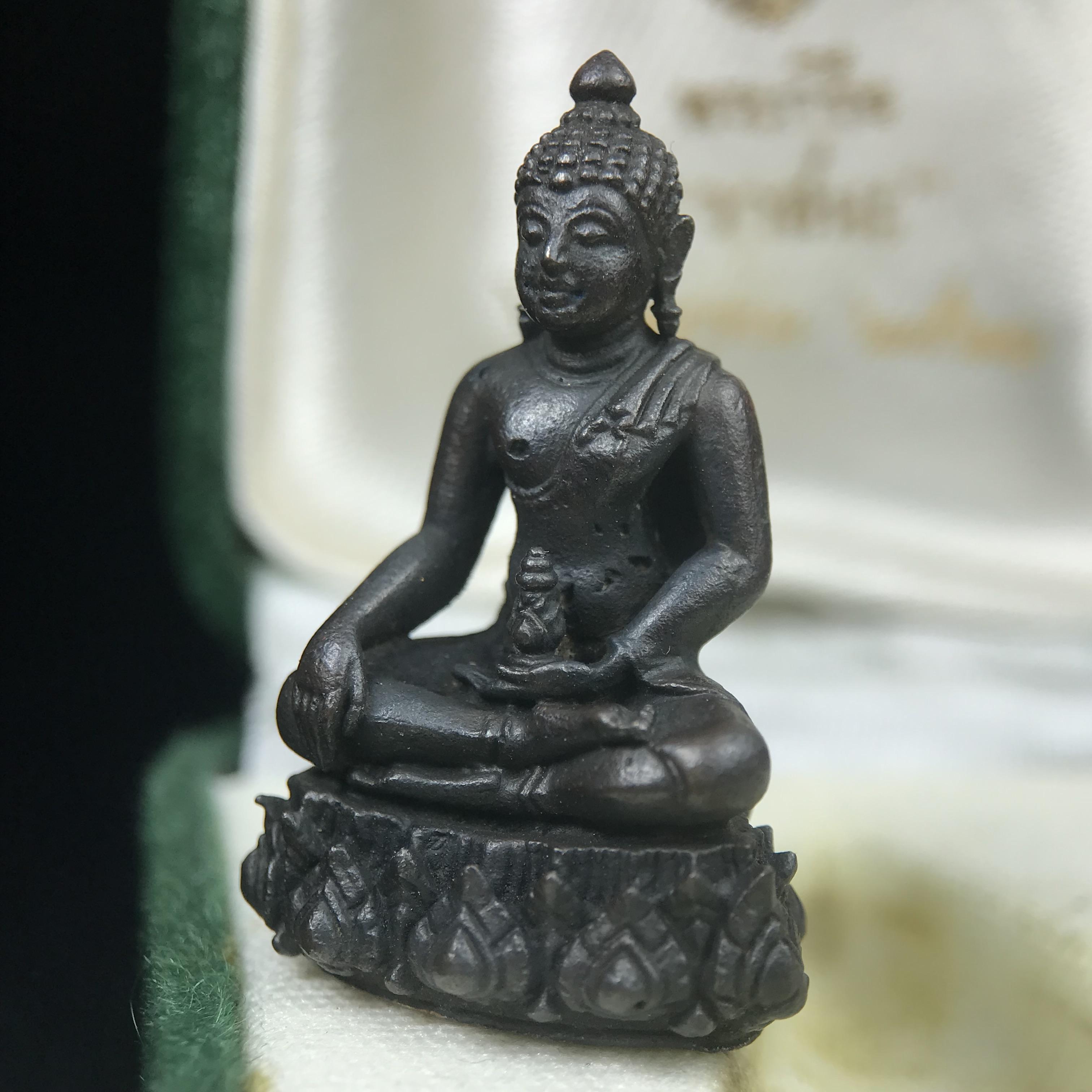 พระกริ่งวาสนา(รุ่นแรก) 80 พรรษา สมเด็จพระสังฆราช (วาสน์) วัดราชบพิธฯ ปี2521 เนื้อนวโลหะ(ตอกโค๊ตพระปิดตา) โดยมีหลวงปู่โต๊ะ วัดประดู่ฉิมพลีร่วมปลุกเสก พร้อมกล่องบรรจุเดิม(รุ่นแรก คอตั้งตรงได้สัดส่วน หายาก)