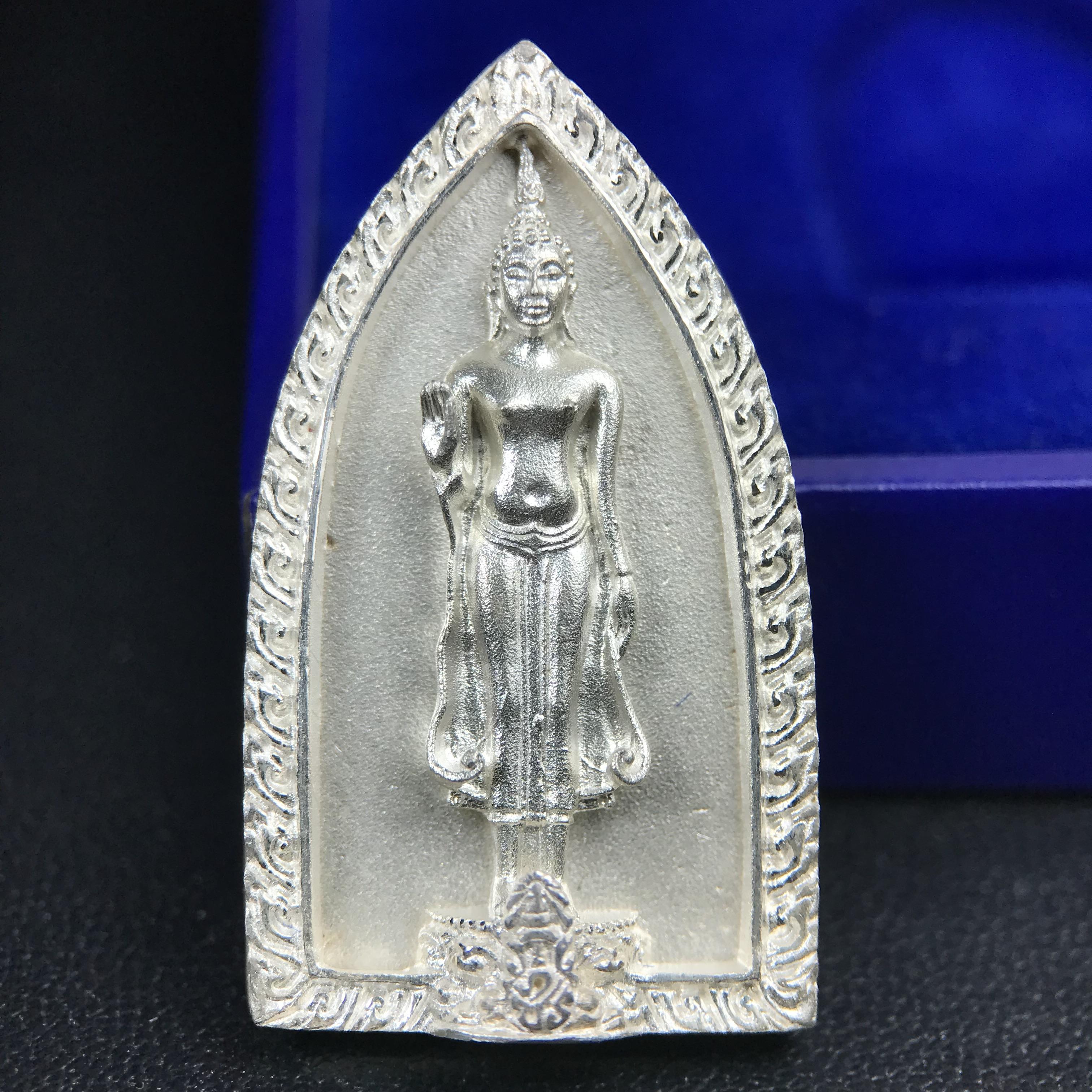 พระพุทธกาญจนพรสยามภูมิ ภปร. ปี 2539 เนื้อเงินพื้นทรายเงา(ผิวเดิมสวยมาก) พิมพ์ทรงใบขนุน ขนาด3.2ซม. พระพุทธรูปประจำพระชนมวาร รัชกาลที่9 ทรงโปรดเกล้าให้วิทยาลัยป้องกันราชอาณาจักร(วปอ.)สร้างในวโรกาสทรงครองสิริราชสมบัติครบ50ปี พ.ศ.2539(1ใน5000องค์)