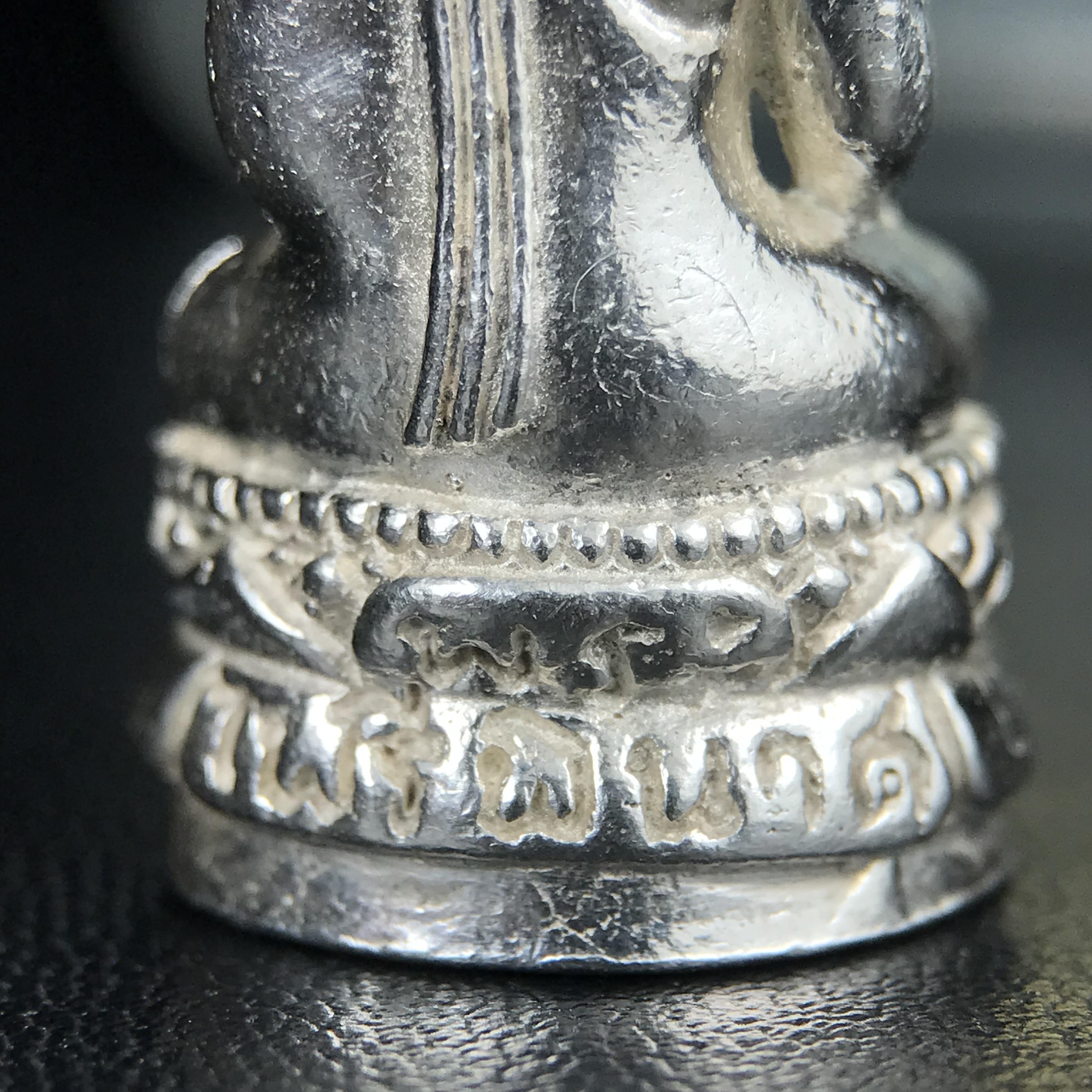 พระกริ่งไพรีพินาศ รุ่น ภปร. ราชวิทยาลัย ปี 2535 เนื้อเงิน(สภาพผิวขาวสวยใส)(ตอกโค้ดพระนามย่อ ญสส ใต้เศวตรฉัตร และ พระปรมาภิไธยย่อ ภปร.) ปลุกเสกโดยหลวงพ่อเปิ่น วัดบางพระและสมเด็จพระญาณสังวร สมเด็จพระสังฆราช วัดบวรนิเวศวิหาร(1 ใน 2535 องค์)