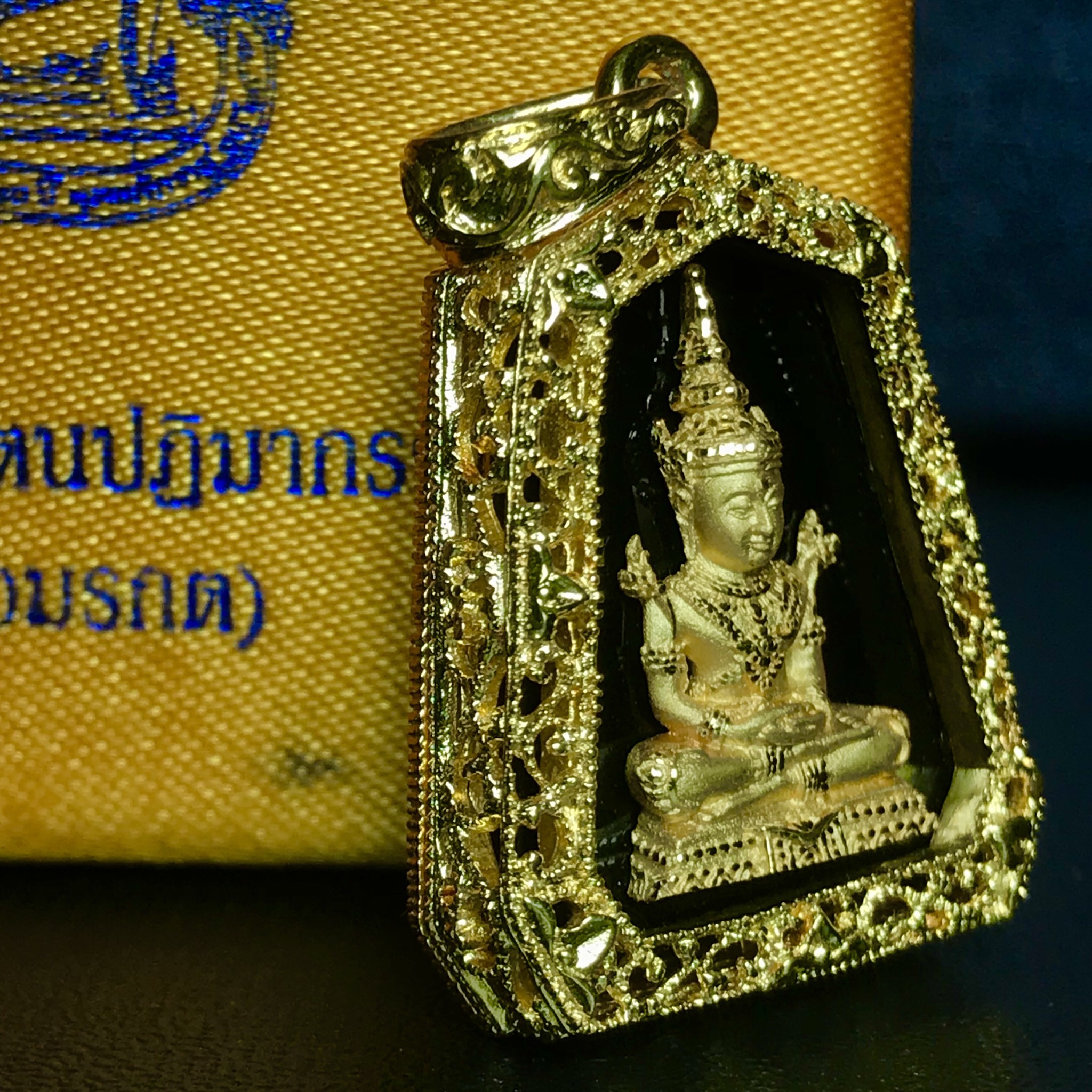 เหรียญพระแก้วมรกต(จำลอง)ทรงเครื่องฤดูร้อนแบบเจ็ดเหลี่ยม เนื้อทองคำ ด้านหลังตราสัญลักษณ์ฉลองสิริราชสมบัติครบ 60 ปี(1ใน1999องค์)(หายากมาก)