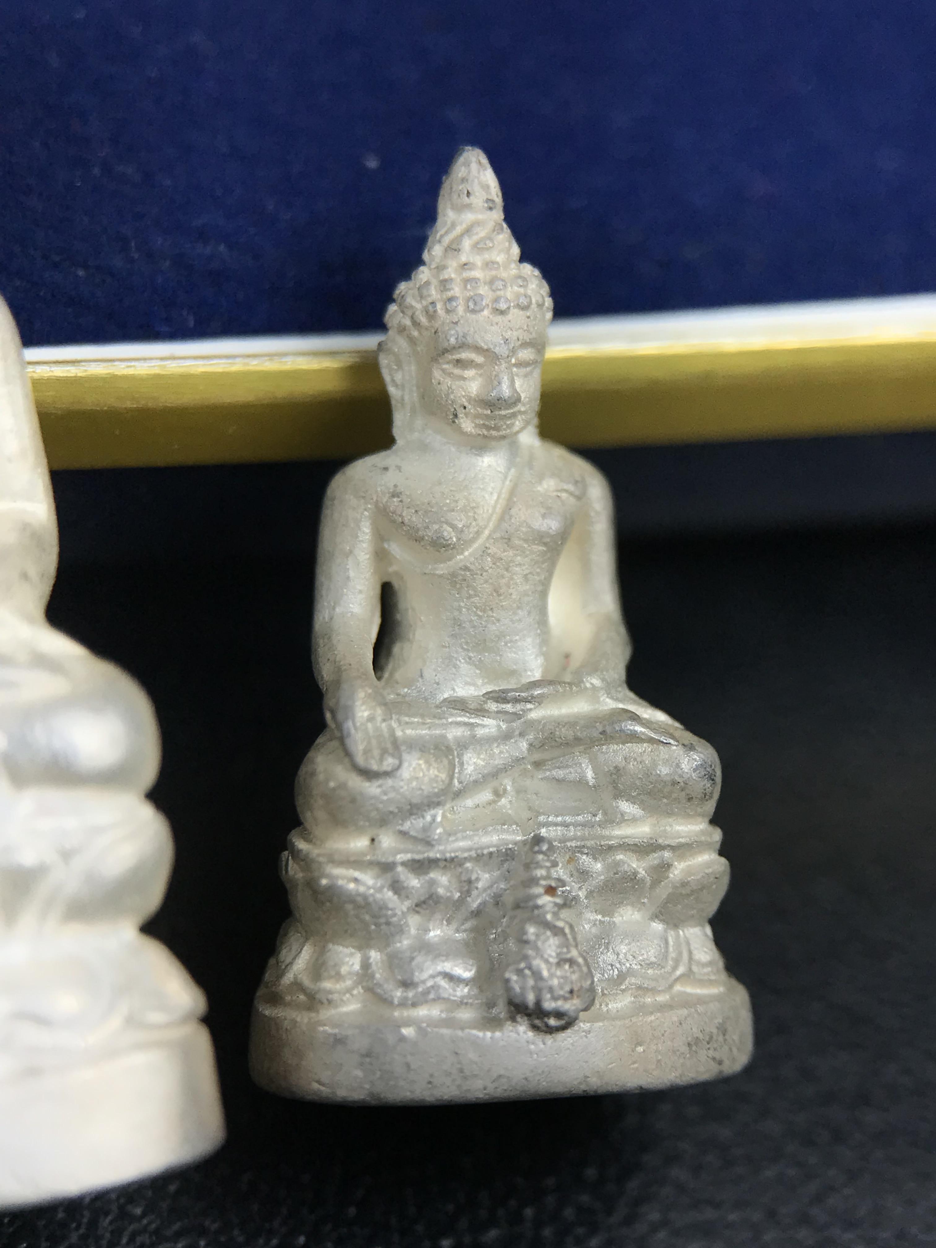 พระกริ่ง-พระชัยวัฒน์ ไพรีพินาศ ญสส.รุ่น นวฤทธิ์โภคทรัพย์ ปี 2544 อุดผงพุทธคุณ บรรจุมวลสารจิตรลดา และเส้นพระเกศาของสมเด็จพระญาณสังวร พระสังฆราชฯ พร้อมกล่องบรรจุเดิม เนื้อเงิน ก้นทองคำ(พิมพ์กรรมการ)ชุดหมายเลข ๒(1ใน 89 ชุด) หายากพบเจอน้อยมาก