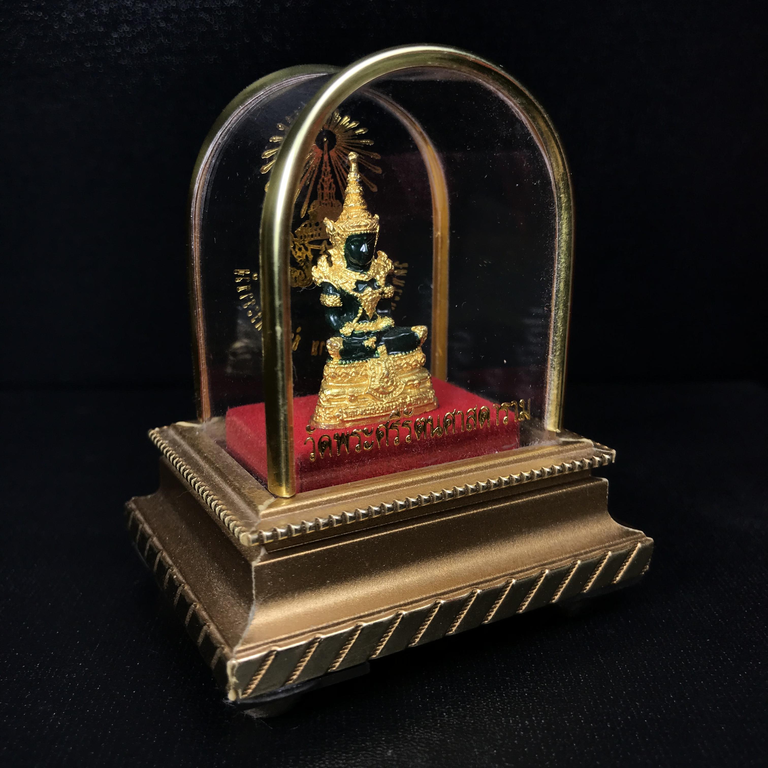 พระพุทธมหามณีรัตนปฏิมากร(พระแก้วมรกต) วัดพระศรีรัตนศาสดาราม สำนักพระราชวัง จัดสร้าง พิมพ์ฤดูร้อน หน้าตัก 1 นิ้วพร้อมครอบตู้เดิม(บรรจุมวลสารใต้ฐาน)