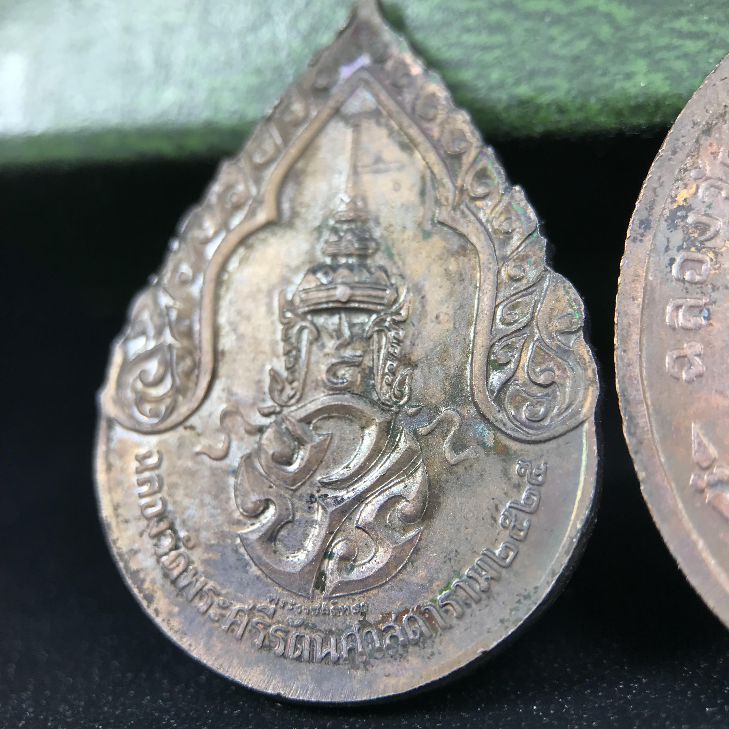 เหรียญพระแก้วมรกตหลัง ภปร. ฉลองกรุงรัตนโกสินทร์ครบ 200 ปี พ.ศ.2525 เนื้อทองแดงกล่องบรรจุเดิมครบ3พิมพ์(บล็อกพระราชศรัธา)(ในหลวงรัชกาลที่9 เสด็จในพิธี)พระคู่บ้านคู่เมือง...พระดี...พิธีใหญ่