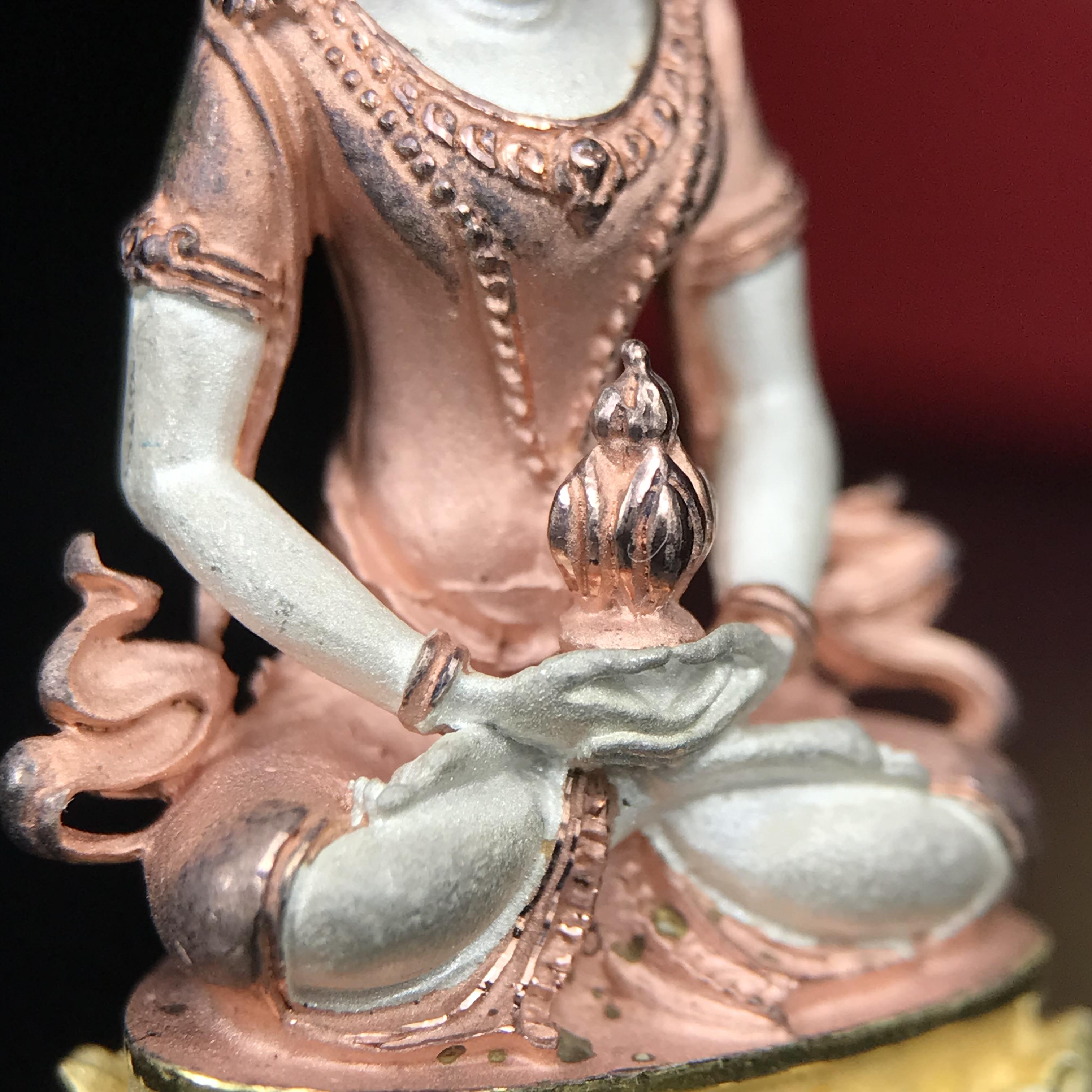 พระกริ่งอวโลกิเตศวร ( เจ้าแม่กวนอิม ) วัดโพธิ์แมนคุณาราม รุ่นอุดมโภคทรัพย์ พ.ศ.2539 เนื้อเงิน 3 กษัตริย์ (องค์พิเศษกรรมการ ฝังเพชรตำแหน่งดวงตาที่สามกลางหน้าผาก 1 เม็ด)(อีกหนึ่งรุ่นยอดนิยม พุทธศิลป์สวยงดงาม)***องค์พิเศษกรรมการฝังเพชร พบเจอน้อยหายากมาก***