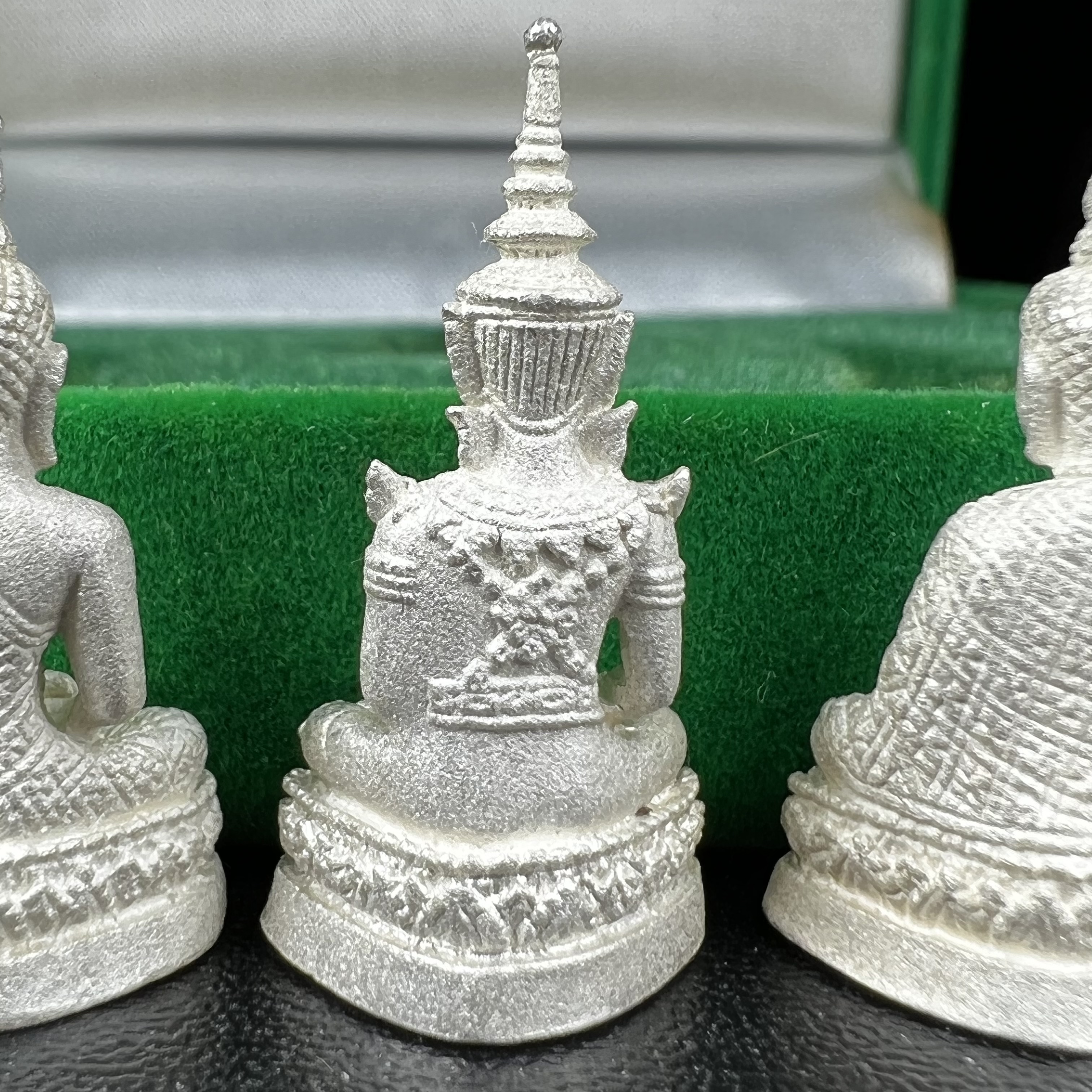 พระแก้วมรกต สธ. วัดบวรนิเวศวิหาร พ.ศ.2538 รูปเหมือนลอยองค์พระแก้วมรกต ชุดเงินบริสุทธิ์ ทรงเครื่อง 3 ฤดู (มีโค็ด หมายเลขกำกับชุดที่ 1396)พิมพ์ใหญ่ 3 องค์ 3 ฤดู ร้อน ฝน หนาว(1 ใน 2000 ชุด)หายาก