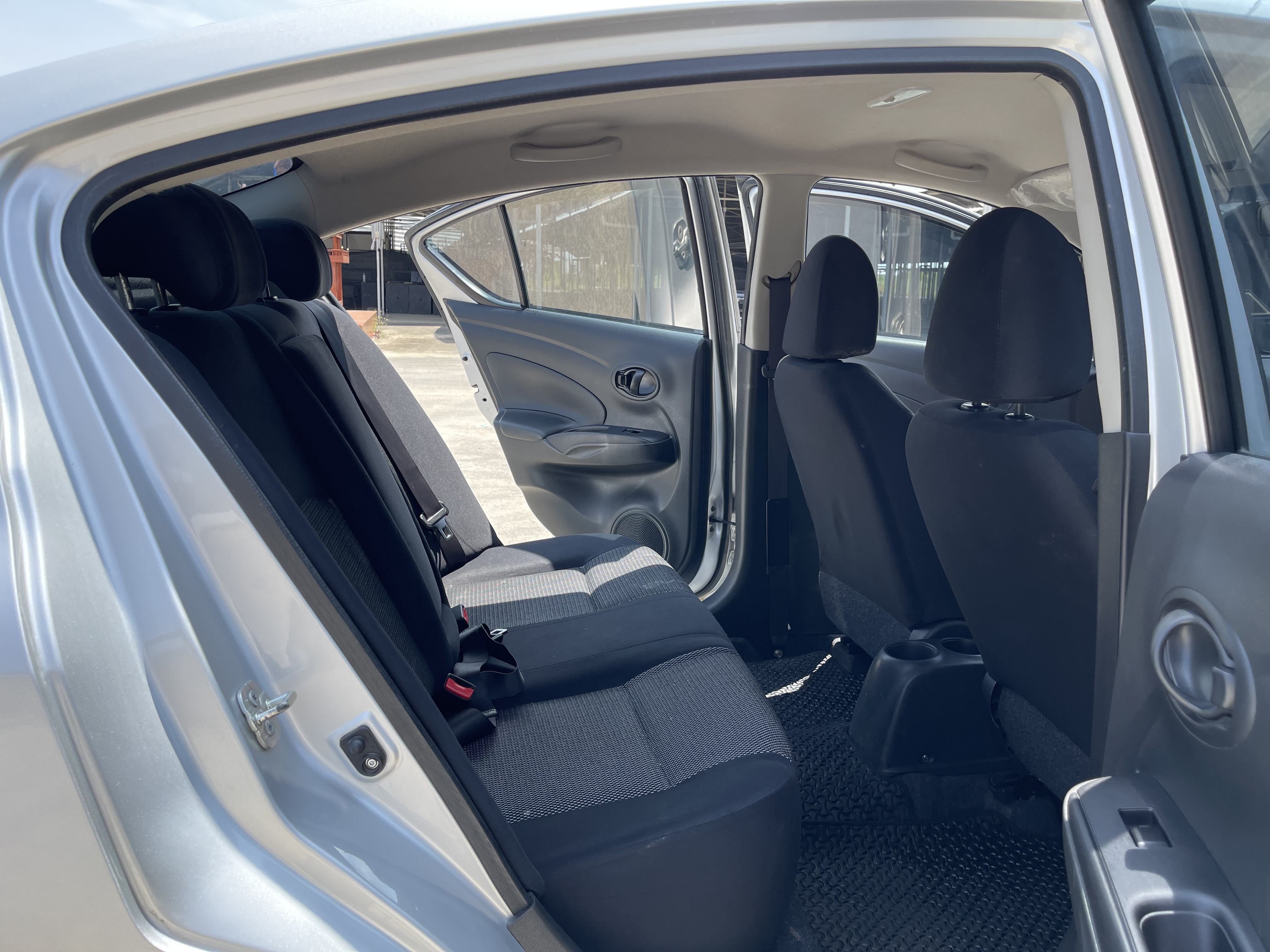 Nissan Almera 1.2 E Sportech 2018 เงิน