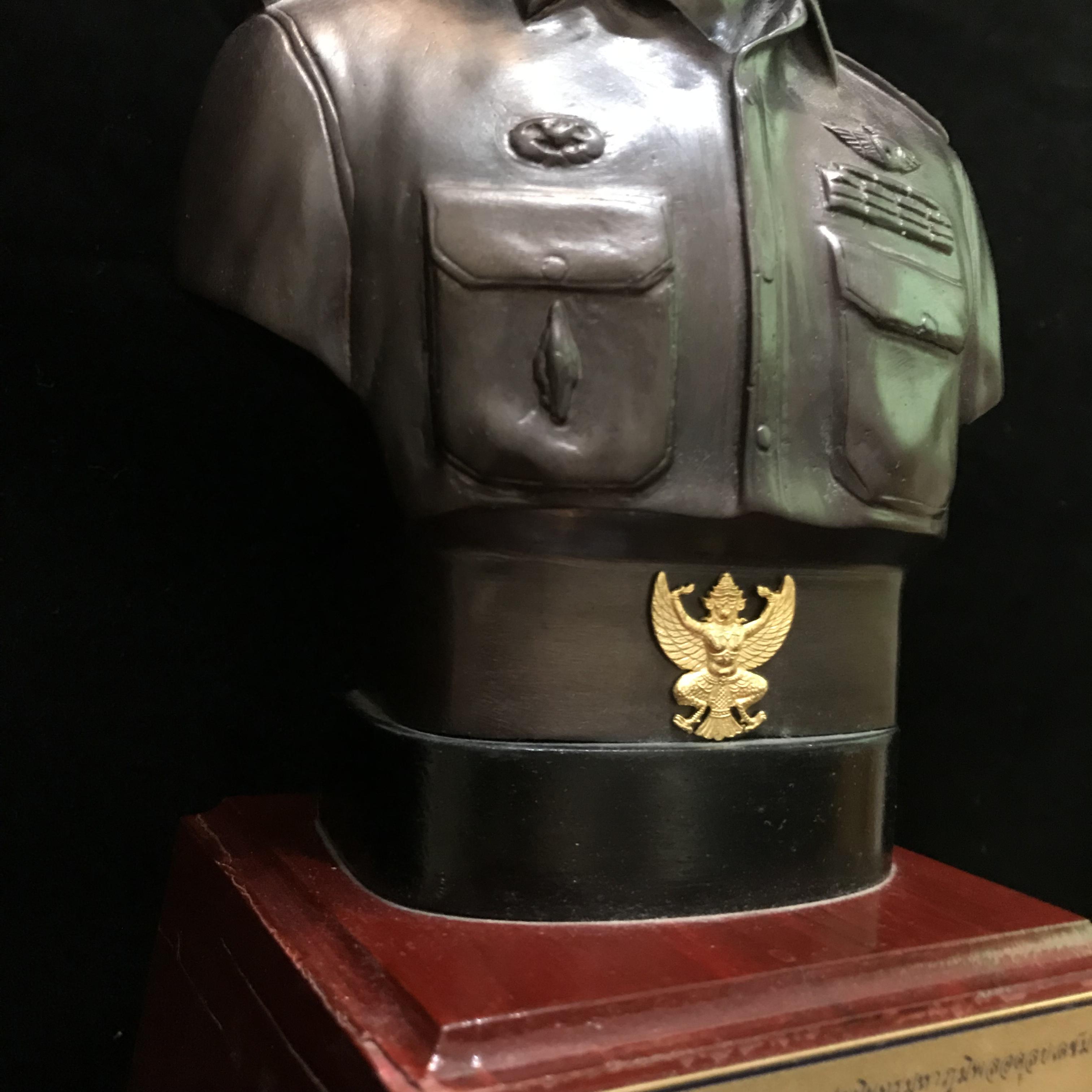 พระบรมรูปหล่อในหลวงรัชกาลที่ 9 กรมราชองครักษ์ รุ่น2 ปี2539 เป็นแบบฐานสูง(เดิมจากผู้จัดสร้าง)(นิยม)(หายาก)