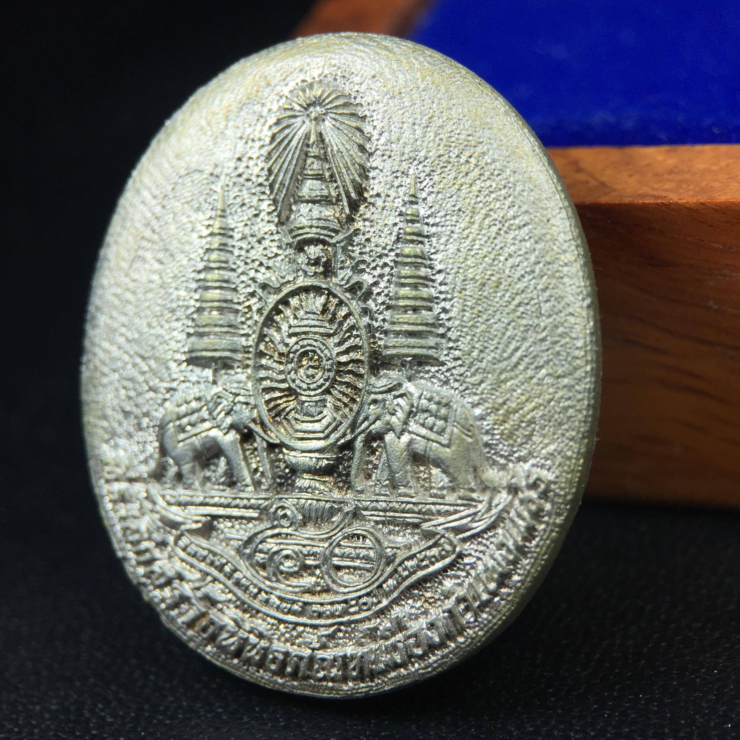 เหรียญรูปเหมือนพระญาณวิทยาคมเถร (หลวงพ่อคูณ ปริสุทโธ)ชุดกาญจนาภิเษกครองราชย์ครบ 50 ปี วัดบวรนิเวศวิหาร ปี 2538 เหรียญหล่อเนื้อนวโลหะ(พิเศษกรรมการมีรอยจาร ตอกโค๊ดหมายเลข ๑๗๘)(หายากพบเจอน้อยมาก)(พร้อมกล่องบรรจุเดิมลายไม้สีน้ำตาลมีตรากาญจนา) พิธีใหญ่