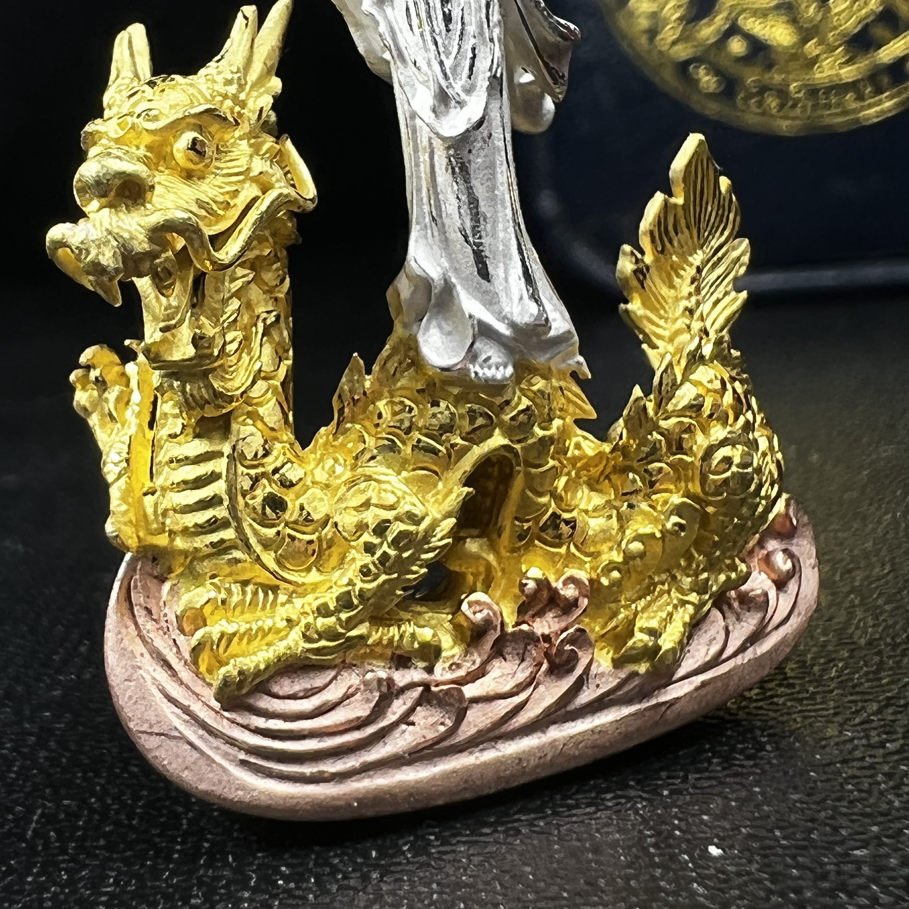 รูปหล่อลอยองค์พระโพธิสัตว์กวนอิม ทรงประทับมังกร จ.ระนอง เนื้อเงินสามกษัตริย์(พบเจอน้อยหายาก) พิมพ์ใหญ่(คัดสภาพผิวเดิม สวยงดงาม ทรงคุณค่า) เฉลิมฉลองในวโรกาสที่พระบาทสมเด็จพระเจ้าอยู่หัวทรงครองสิริราชสมบัติครบ 50 ปี จ.ระนอง พ.ศ.2539