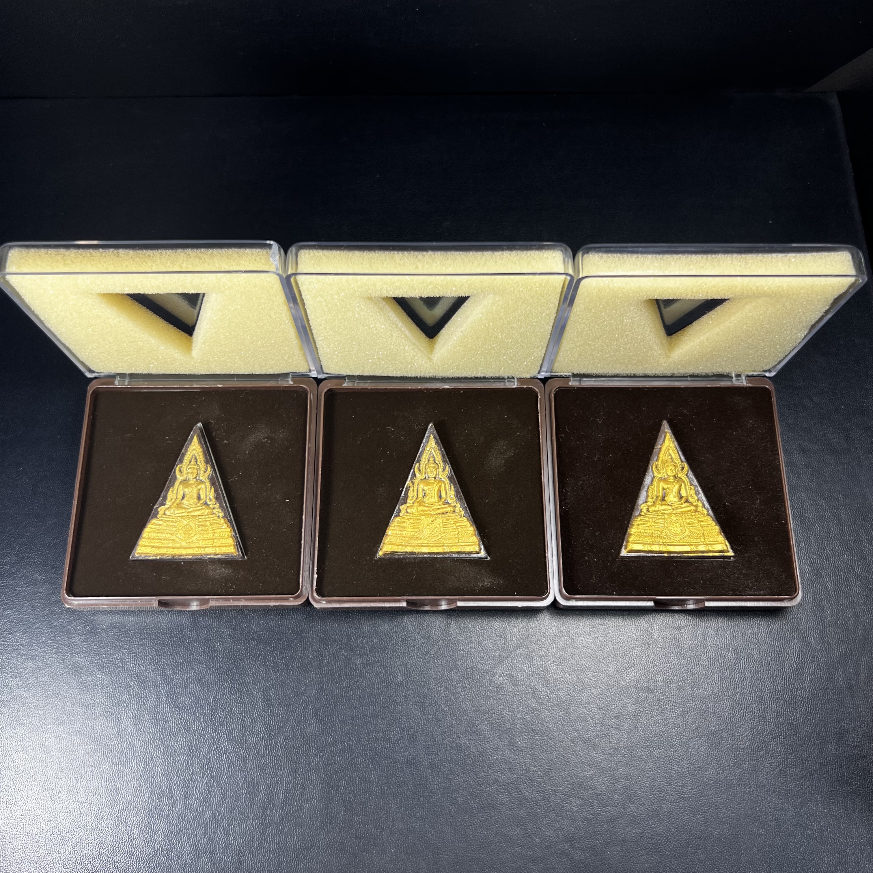 พระพุทธชินราช ภปร. โครงการ "เพราะแผ่นดินนี้ คือ แผ่นดินเกิด" ปี 2548(รุ่นแรก) พระผงหลัง ภ.ป.ร. (ทองคำ(หนัก 1.1 กรัม)+เงิน+ทองแดง(ครบชุดรวม 3 องค์) (พระราชทานเส้นพระเจ้า (เส้นผม)และมวลสารจิตรลดา)