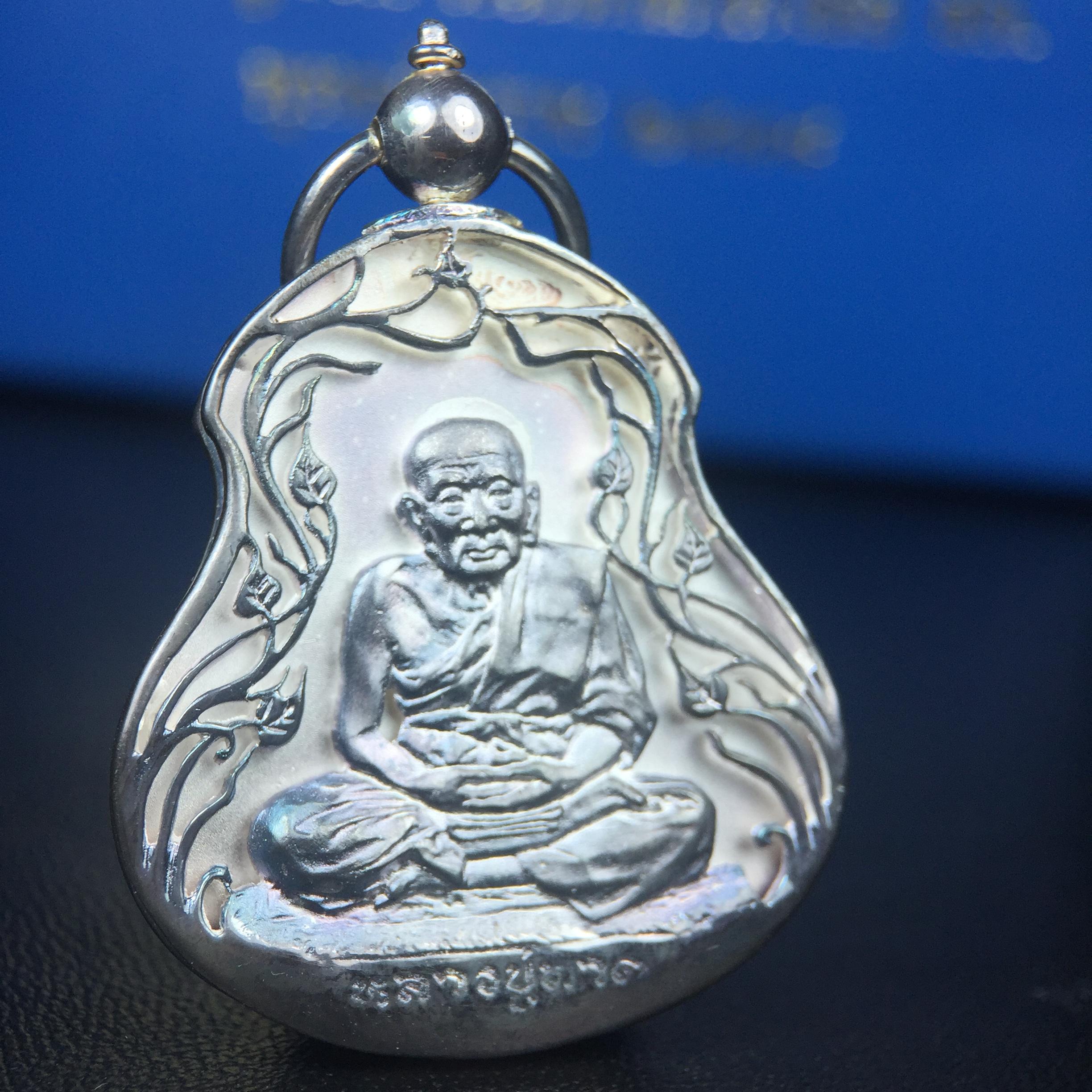 เหรียญหลวงปู่ทวด พระนามาภิไธย สก. แบบงานฉลุโบราณ(HAND MADE) ปี 2544 เนื้อเงิน(ผิวเดิมขึ้นสีรุ้งธรรมชาติสวยมาก) พิธีปลุกเสก ณ อุโบสถวัดช้างให้ และ พิธีมังคลาภิเษก ณ พระอุโบสถ วัดพระศรีรัตนศาสดาราม(วัดพระแก้ว) (1 ใน 2000 เหรียญ)พบเจอน้อยหายากมาก