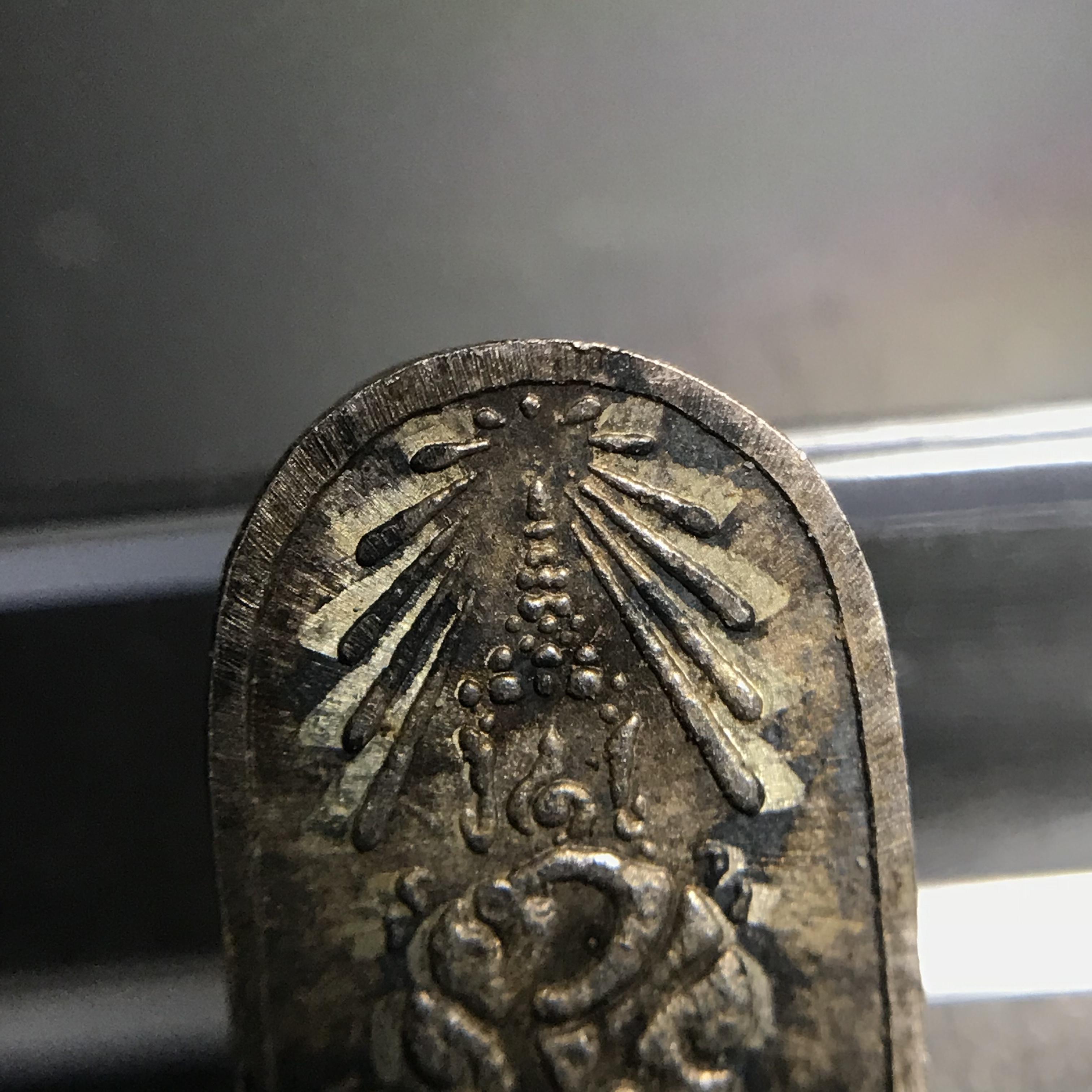 พระปรกใบมะขาม พระพุทธสิหิงค์ ภปร ธรรมศาสตร์ 50ปี เนื้อเงิน(ในหลวงรัชกาลที่9 เสด็จเททอง)(พระปรกใบมะขาม ภปร. รุ่นแรก)หายาก