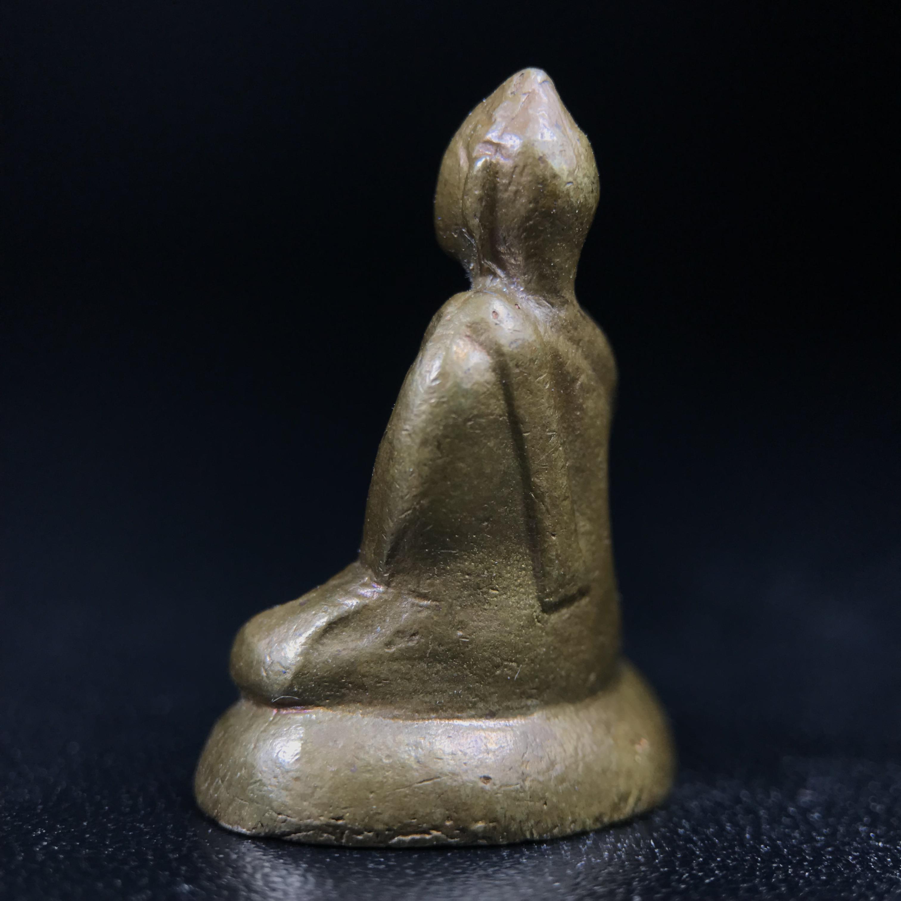 พระกริ่งฝีพระหัตถ์สมเด็จย่า ขนาดห้อยบูชาขนาดเล็ก จัดสร้างขึ้นเนื่องในวาระครบ 6 รอบ เมื่อวันที่21 ตุลาคม พ.ศ.2515(ในหลวงรัชกาลที่ 9 เสด็จพระราชดำเนินทรงเททอง)ปลุกเสกยิ่งใหญ่ เกจิ 108 รูป ร่วมปลุกเสก คัดสภาพสวยแบบนี้พบเจอน้อยมาก หมายเลขต้นๆหลักร้อย หายากมาก