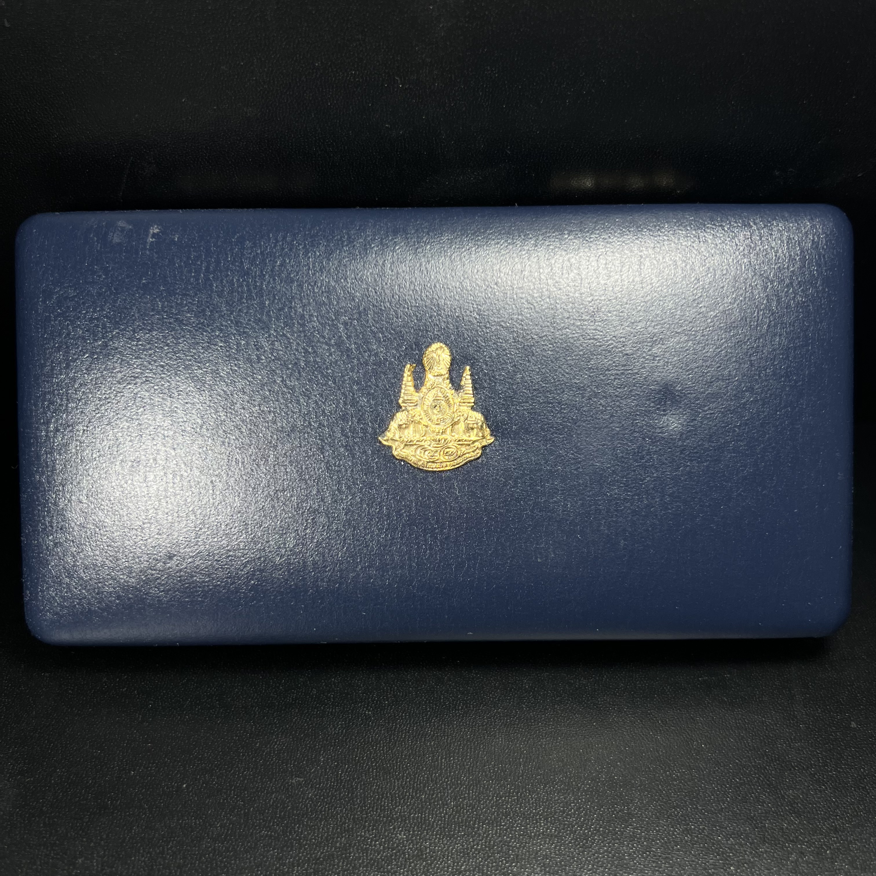 เหรียญจับโป้ยล่อหั่น 18 อรหันต์(18 เซียน)รุ่นกาญจนาภิเษก ปี2539 พิธีพุทธาภิเษก ณ วัดบวรนิเวศวิหาร ขนาด3.2ซม. ชุดเนื้อเงินและเนื้อทองแดงขัดเงา ขอบเหรียญแบบสตางค์ หลังตราสัญลักษณ์ปีกาญจนาภิเษก พร้อมกล่องบรรจุเดิมครบ สุดยอดสิริมงคล โชคลาภค้าขาย สารพัดกันภัย