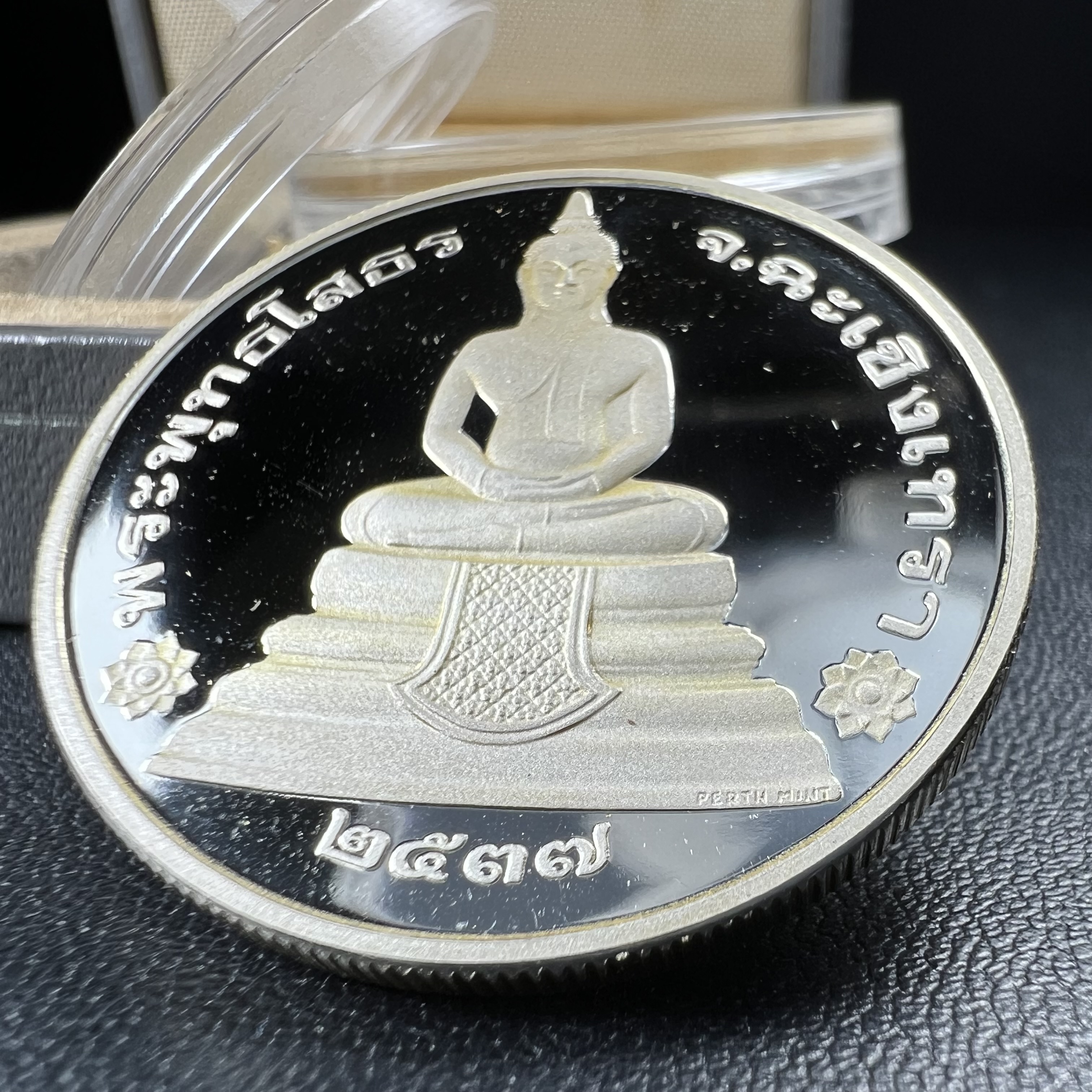 เหรียญพระพุทธโสธร รุ่นนานาชาติ(รุ่นแรก) วัดโสธรวรารามวรวิหาร ปี 2537 พิมพ์โสธรสองหน้า เนื้อเงินขัดเงา ขนาด 3.2 มม. จากโรงงานกษาปณ์เพิร์ธ ประเทศออสเตรเลีย(PERTH MINT AUSTRALIA) อันโด่งดังระดับโลก สภาพสวยพร้อมกล่องเดิมครบสมบูรณ์ (1 ใน 5000 เหรียญ)