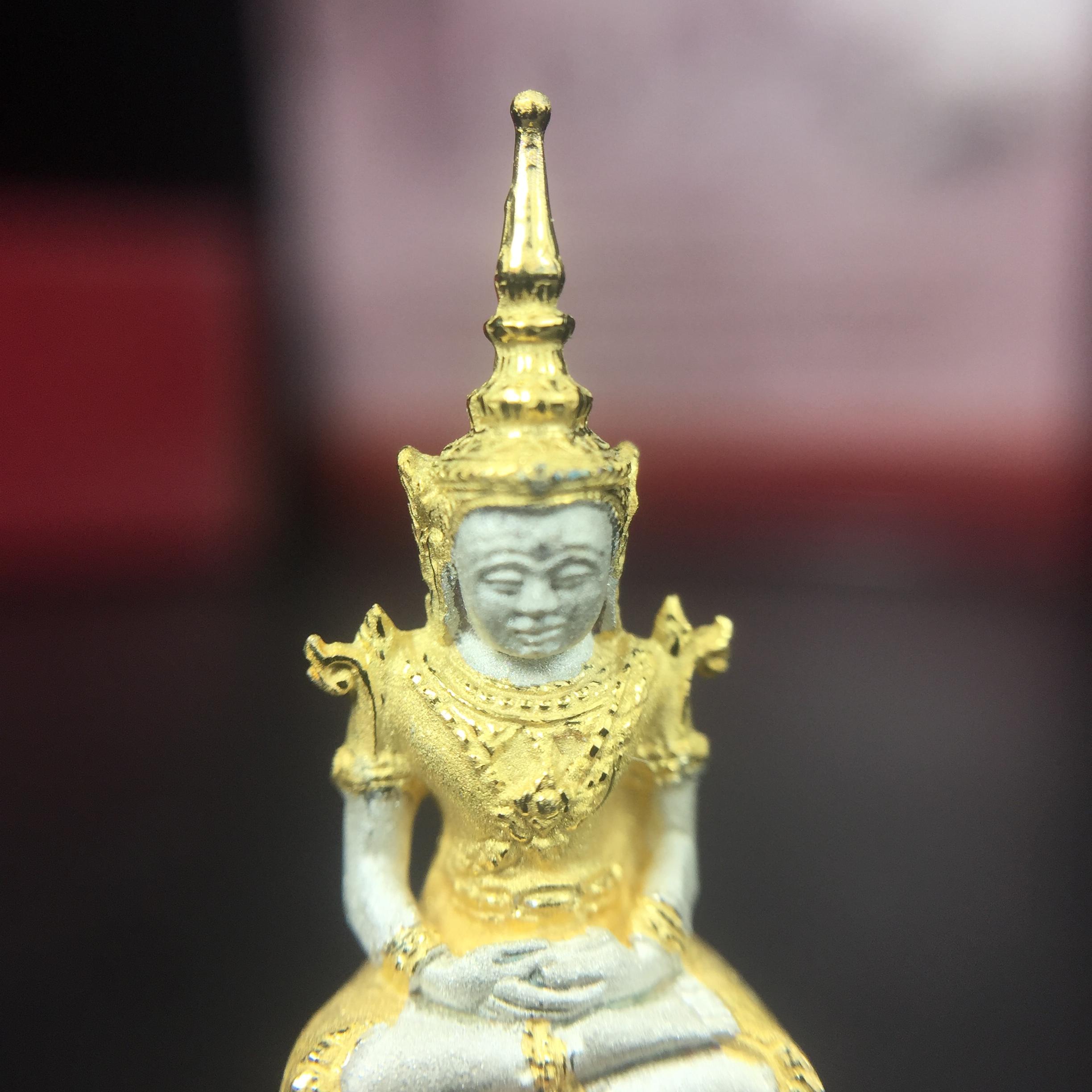 พระแก้วมรกต ภปร.(รุ่นแรก) ปี2545 รุ่นฉลองกรุงรัตนโกสินทร์ครบ 220 ปี เนื้อเงินสามกษัตริย์ พิมพ์เล็ก หล่อลอยองค์