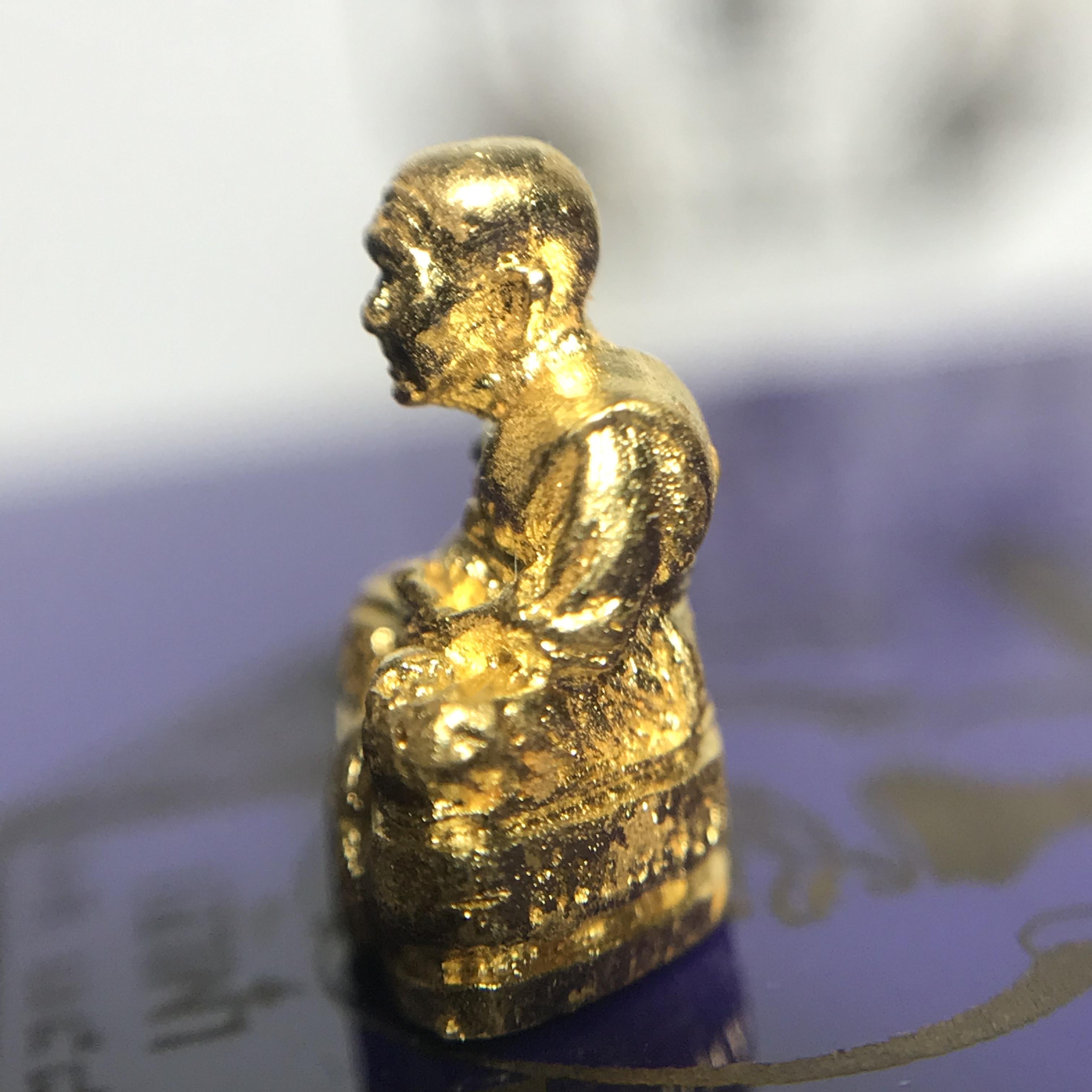 หลวงพ่อทวด สธ. รุ่นสมเด็จเจ้าฟ้ามหาจักรี 48พรรษา จัดสร้างโดยสภากาชาดไทย ปี2546 (รูปหล่อขนาดห้อยคอ) เนื้อทองคำหนัก 2.02 กรัม พร้อมกล่องบรรจุเดิมสวยงาม