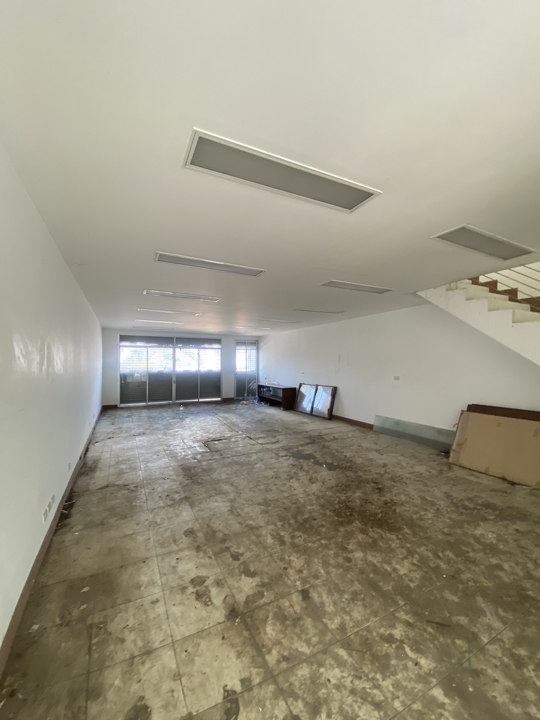 For Rent : Kohkaew, 3-Story commercial buildings, 2 Bedrooms