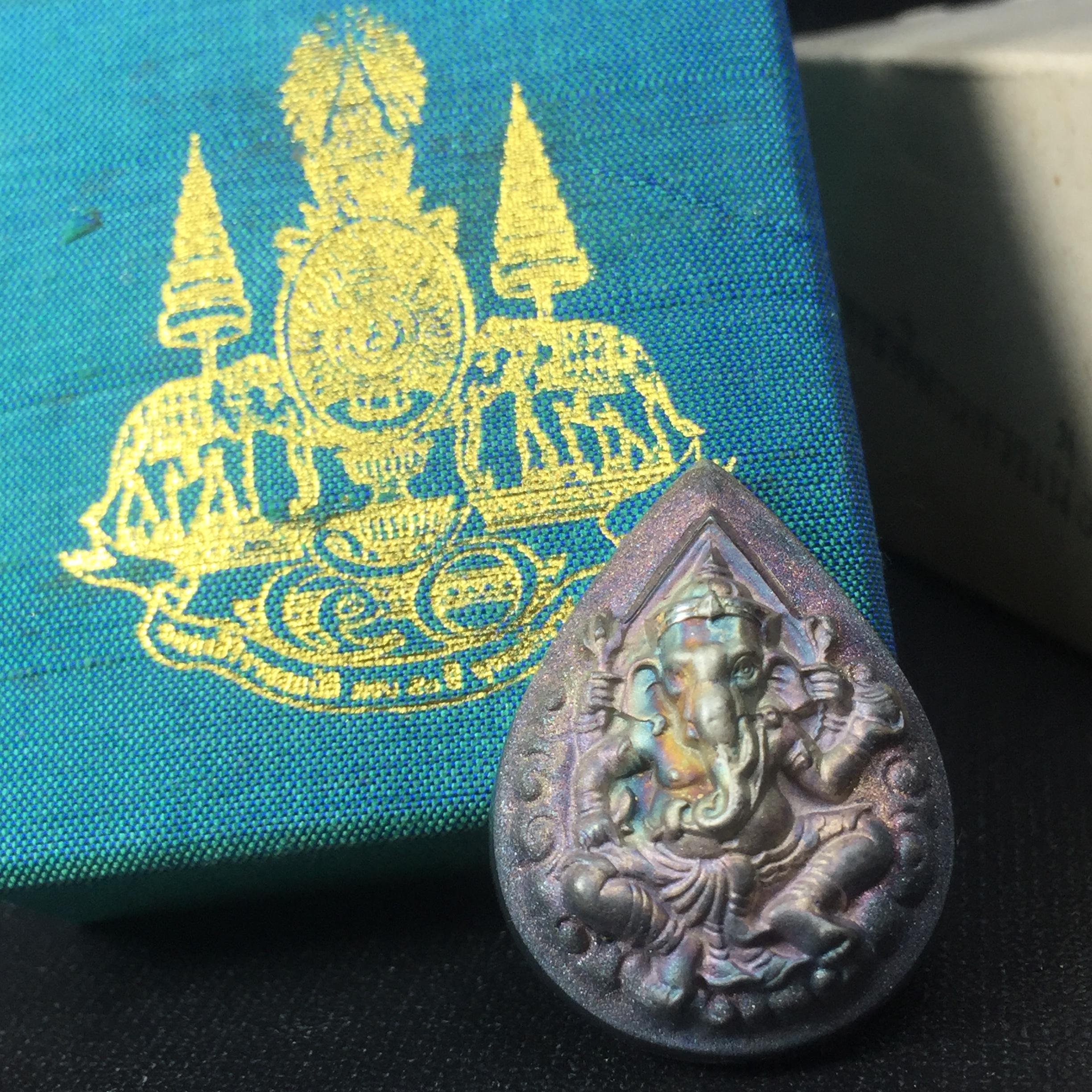เหรียญพระพิฆเนศวร ญสส. ชุดกาญจนาภิเษกครองราชย์ 50 ปี พุทธศักราช 2538 พิมพ์ใหญ่(2.9 ซม.) เนื้อเงินผิวเดิมกลับดำขึ้นสีรุ้งเข้มขลังงดงามธรรมชาติสร้างสรรค์ สภาพสวยเดิมพร้อมกล่องบรรจุเดิม ตอกโค๊ดหมายเลขกำกับ(1ใน 5539องค์)