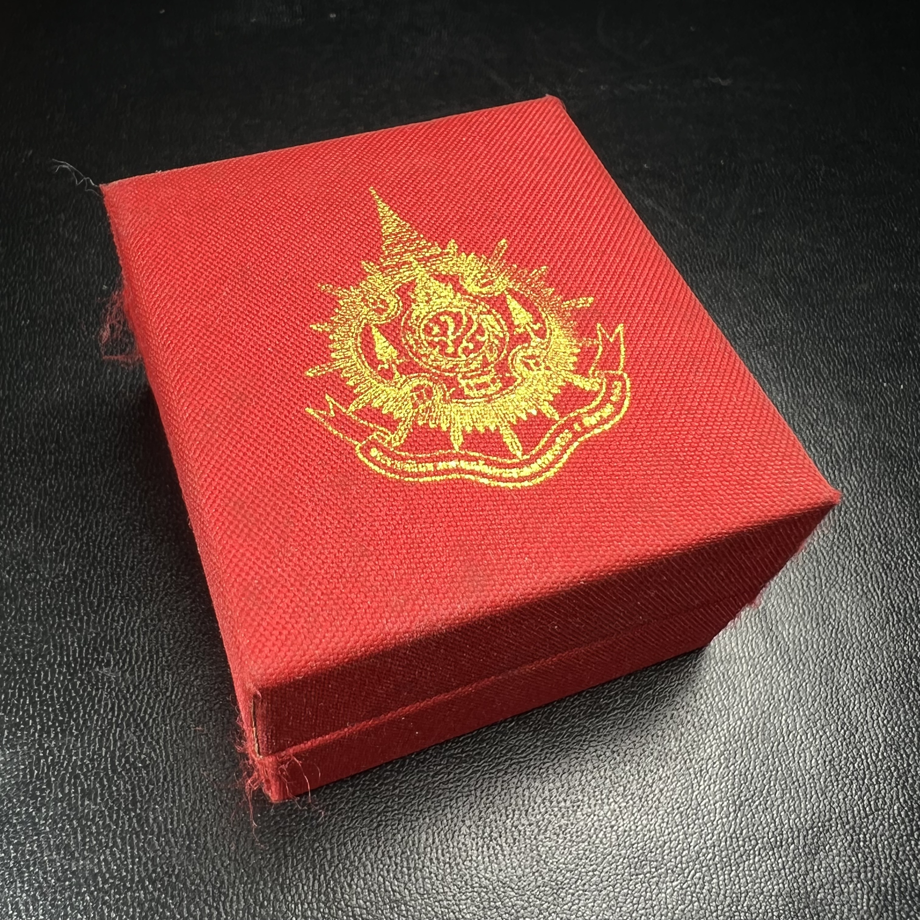 พระกริ่งไพรีพินาศ บรรจุเหล็กไหล ครั้งแรกและครั้งเดียวในประวัติศาสตร์ เฉลิมพระเกียรติ พระบาทสมเด็จพระเจ้าอยู่หัวรัชกาลที่9 พระชนมพรรษา 6 รอบ ปี2542 เนื้อนวโลหะผสมทองคำ(บรรจุเหล็กไหล)ดีนอก-ดีใน พิธีใหญ่ มวลสารเด่น (หายาก)