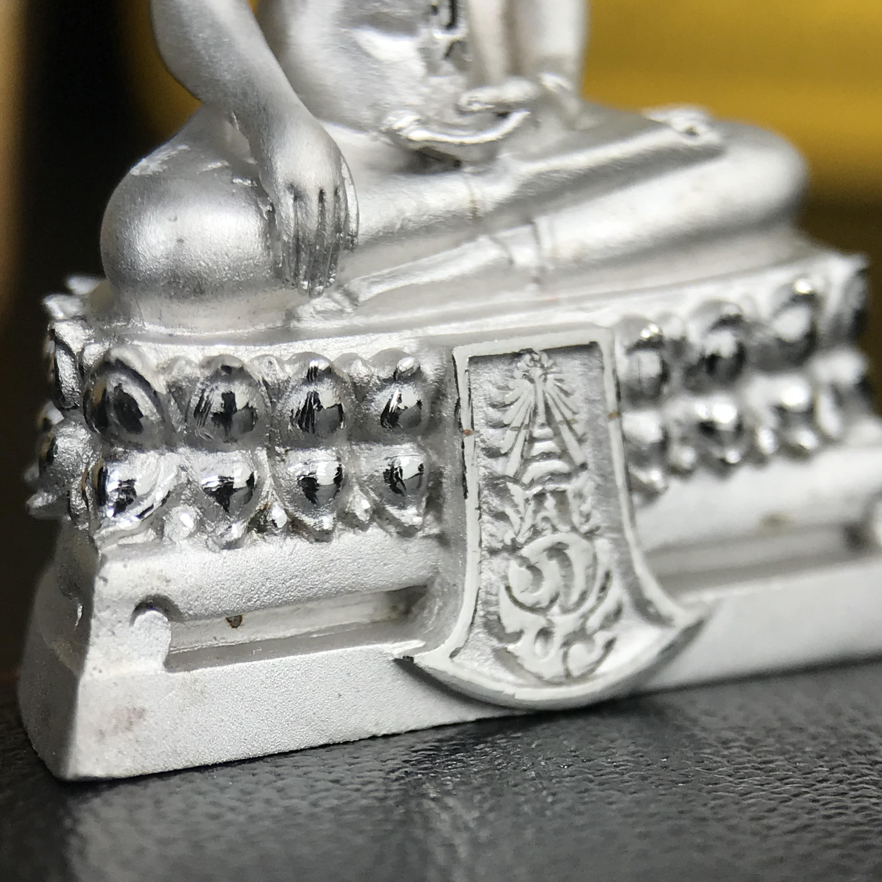 พระพุทธรูปคุ้มเกล้า ภปร.(ใต้ร่มพระบารมี คุ้มเกล้า) 60ปี โรงพยาบาลภูมิพลฯ พ.ศ.2552 เนื้อเงิน ชุบทองคำขาว(พิมพ์ใหญ่ขนาด 35.5*24 มม.)สภาพสวยเดิมพร้อมกล่องบรรจุเดิม ตอกโค๊ดหมายเลข ๘๒๒ หายาก(1ใน5000 องค์)