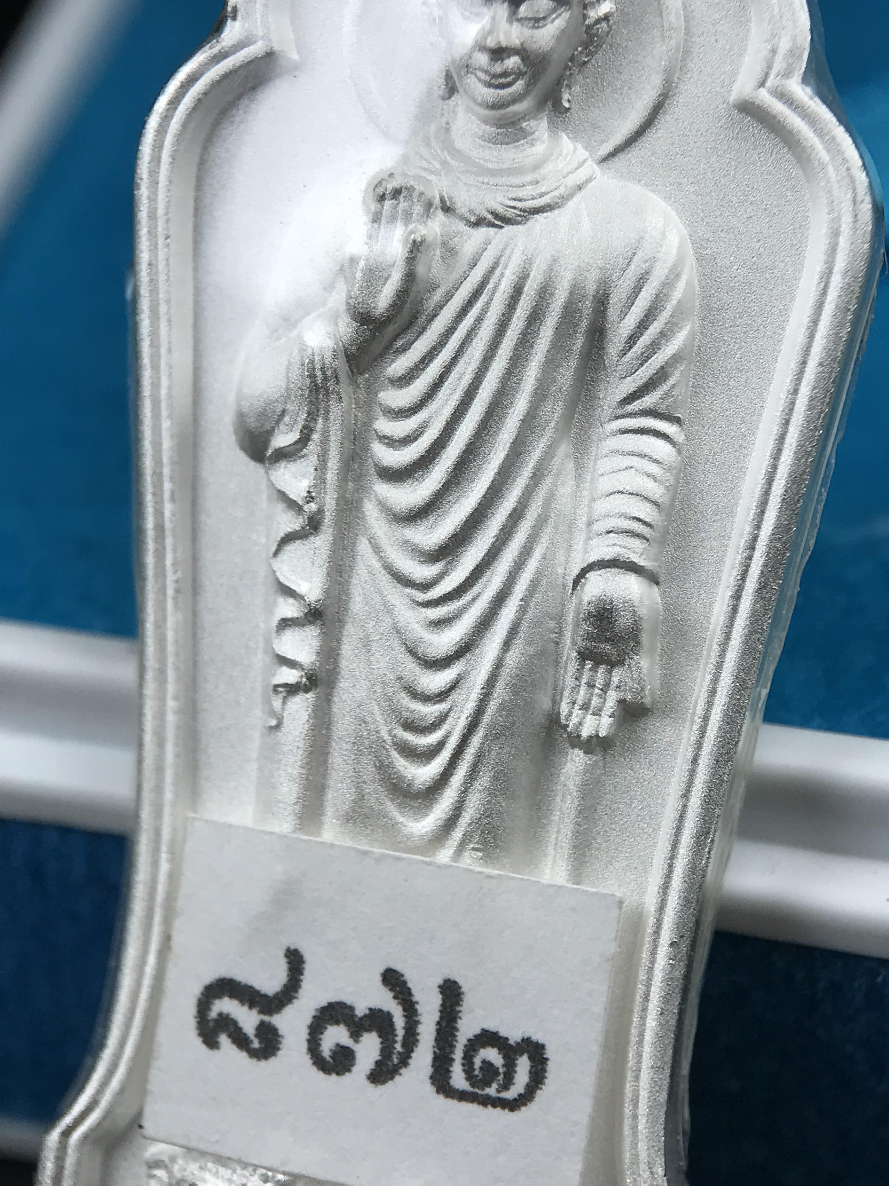 เหรียญที่ระลึกพระพุทธเมตตาประชาไทยไตรโลกนาถคันธารราฐอนุสรณ์ หลัง ภปร. และ สก. วัดทิพย์สุคนธาราม จ.กาญจนบุรี ปี 2558 เนื้อเงิน 99.99% ขนาดสูง 4.6 ซม. ที่ระลึก ร.9 พระชนมพรรษาครบ 7 รอบ และ สมเด็จพระราชินี พระชนมพรรษา 80 พรรษา พิธีใหญ่(หายาก1 ใน 999 เหรียญ)