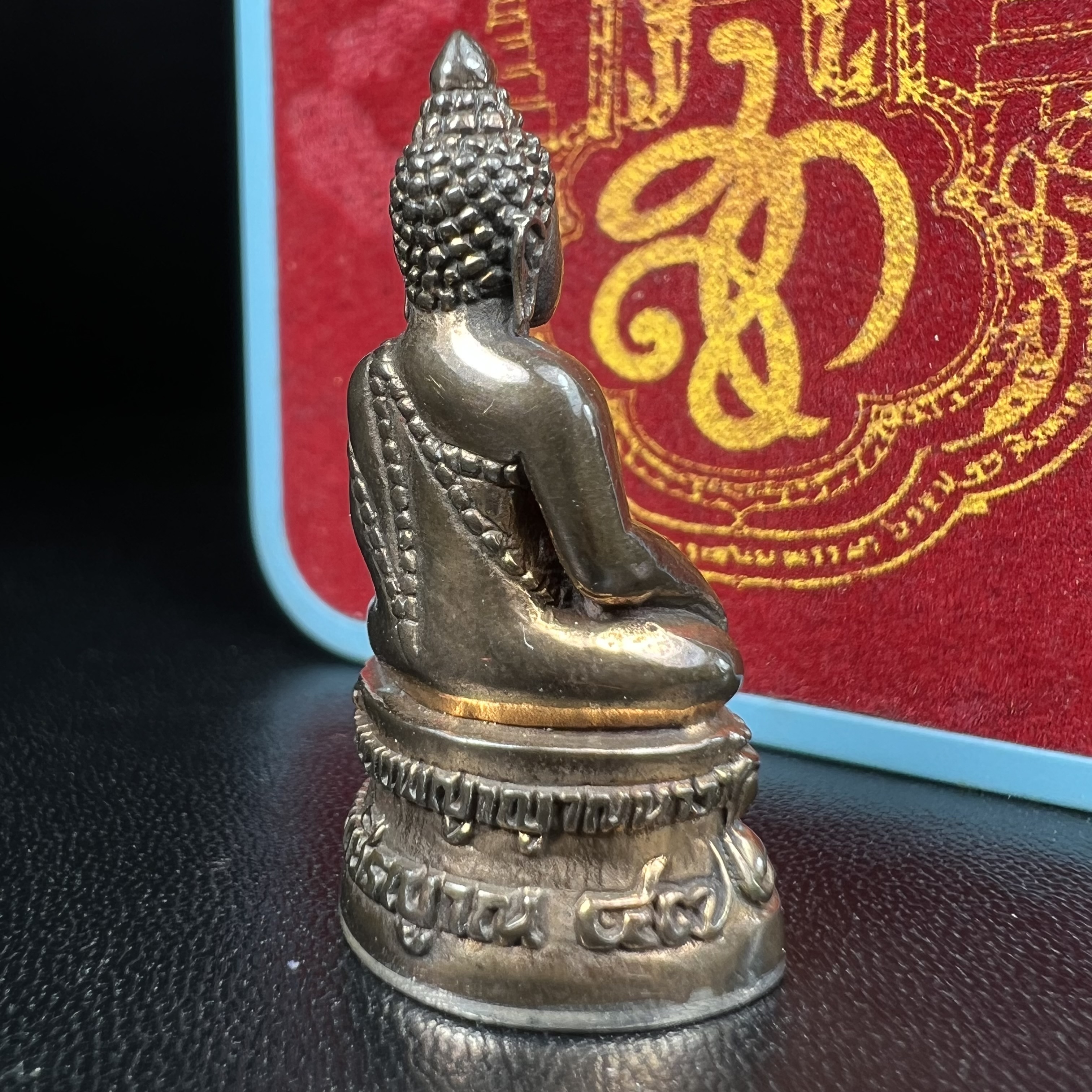 พระกริ่งสมเด็จนางพญาญาณนาวา พรหมวชิรญาณ โครงการพัฒนาพระอารามเฉลิมพระเกียรติ วัดยานนาวา ปี 2547เนื้อนวโลหะก้นเงิน องค์หมายเลข ๓๙๐ พร้อมกล่องบรรจุเดิมครบสมบูรณ์