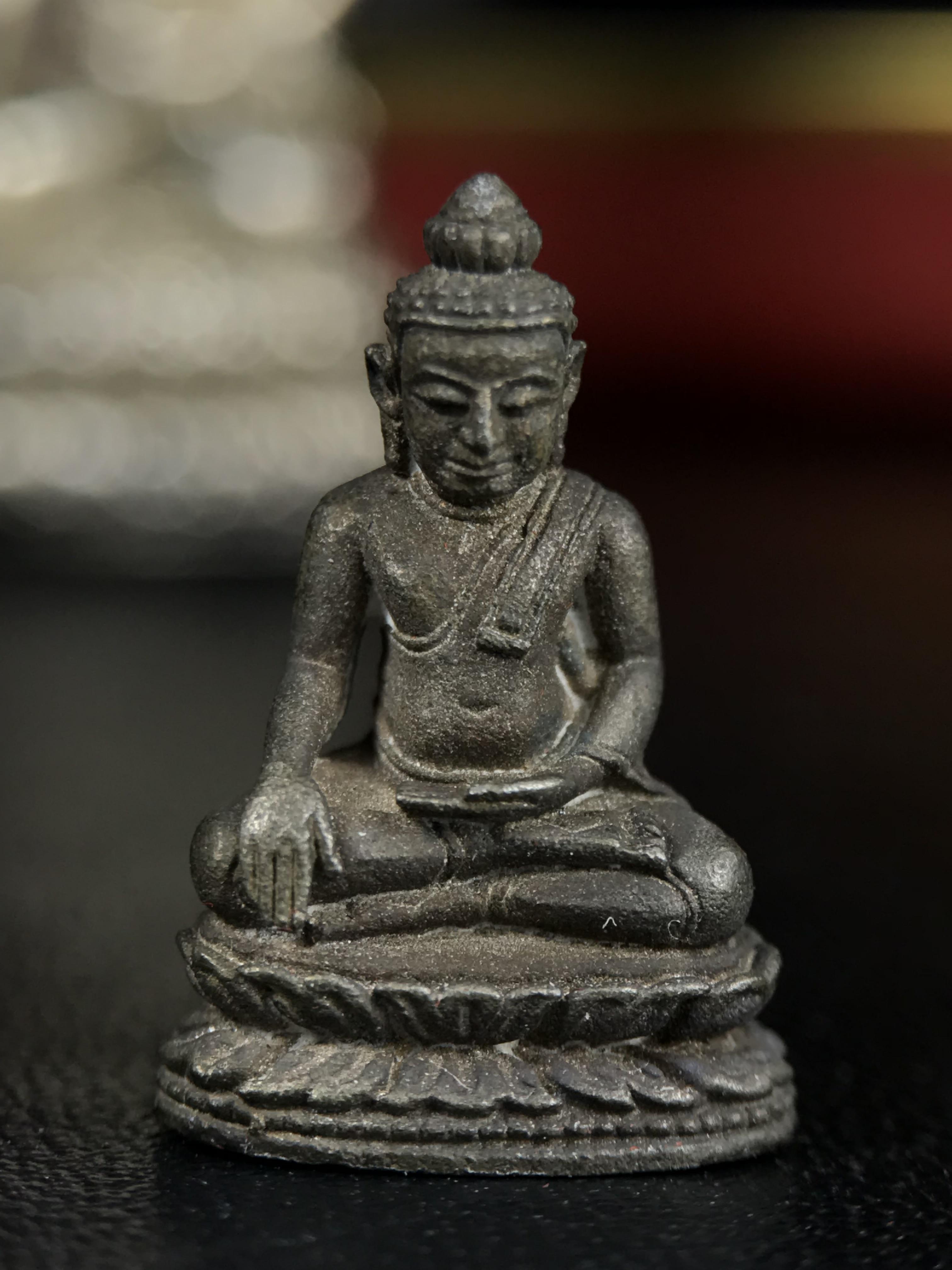 พระกริ่งฉลองพระชนมายุครบ 7 รอบ 84 พรรษา สมเด็จพระสังฆราช(วาสน์) วัดราชบพิธ พ.ศ.2525 เนื้อเงิน ผิวเดิมขึ้นน้ำทองสภาพสวยมาก ในกล่องชุดพิเศษกรรมการ พร้อมพระชัยวัฒน์ เนื้อนวโลหะ ครบชุดสมบูรณ์(งานแกะแม่พิมพ์โดย นายช่างเกษม มงคลเจริญ)(หายาก)