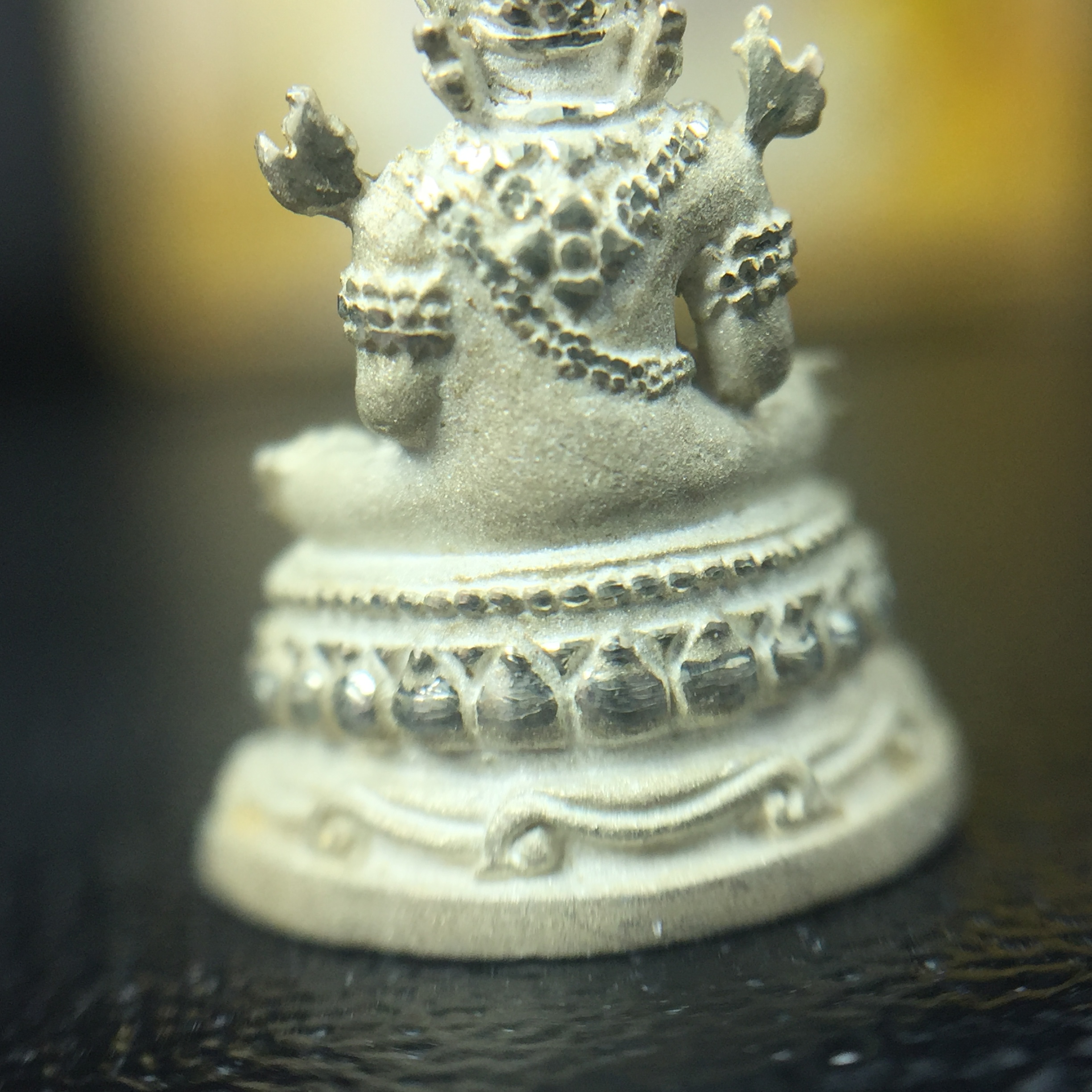 พระแก้วมรกต(จำลอง)ลอยองค์ ขนาดหน้าตัก 1/4 นิ้ว ทรงเครื่องฤดูร้อน เนื้อเงิน ตราสัญลักษณ์ฉลองสิริราชสมบัติครบ 60 ปี พ.ศ.2549