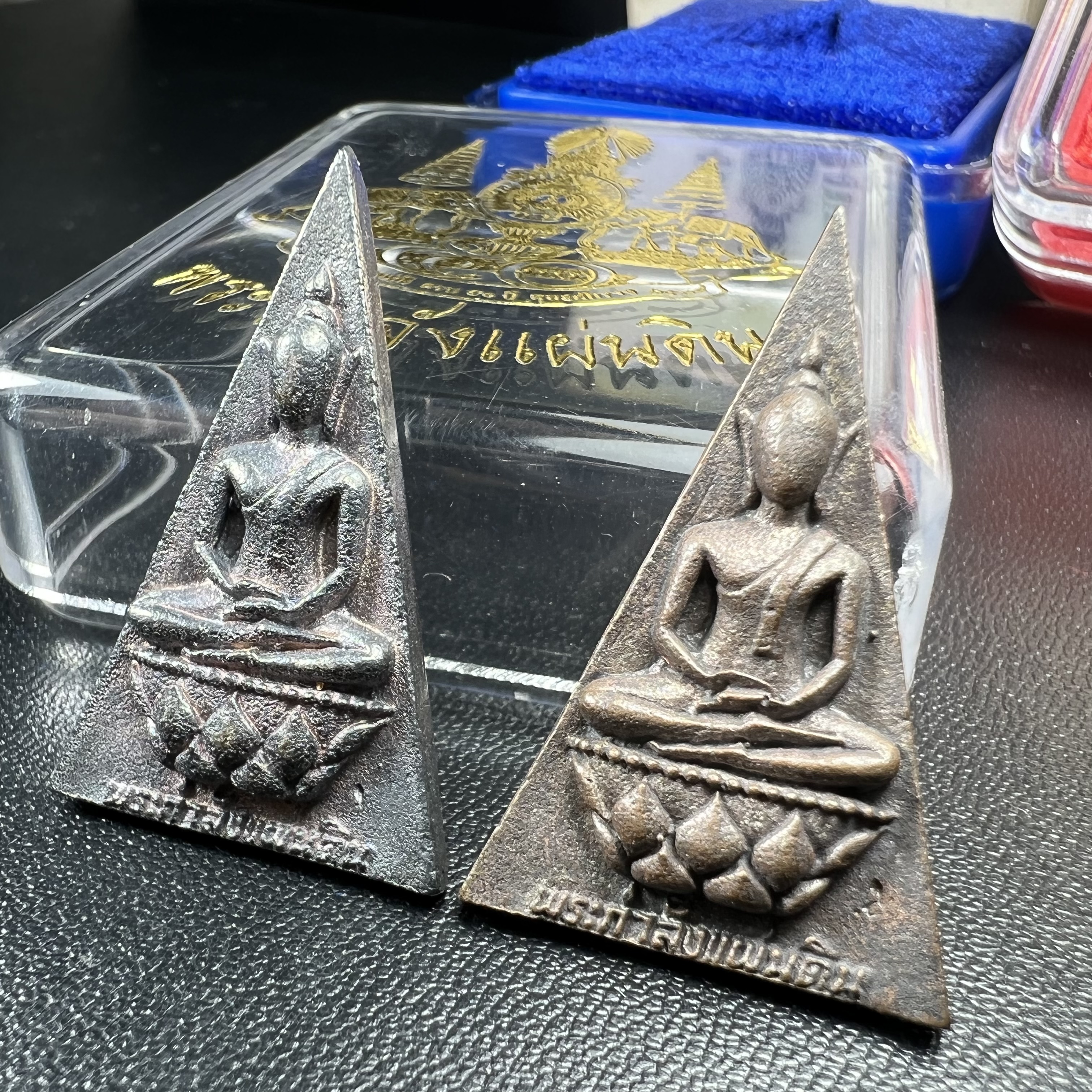 พระกำลังแผ่นดิน (สมเด็จจิตรลดา2) จัดสร้างเฉลิมพระเกียรติ ร.9 ครองราชย์ 50 ปี 2539 เนื้อเงิน(ผิวเดิมกลับดำ รุ้งๆสวย)+เนื้อนวโลหะ(สร้างน้อยหายาก)พร้อมกล่องบรรจุเดิมครบสมบูรณ์(1ใน2539องค์)