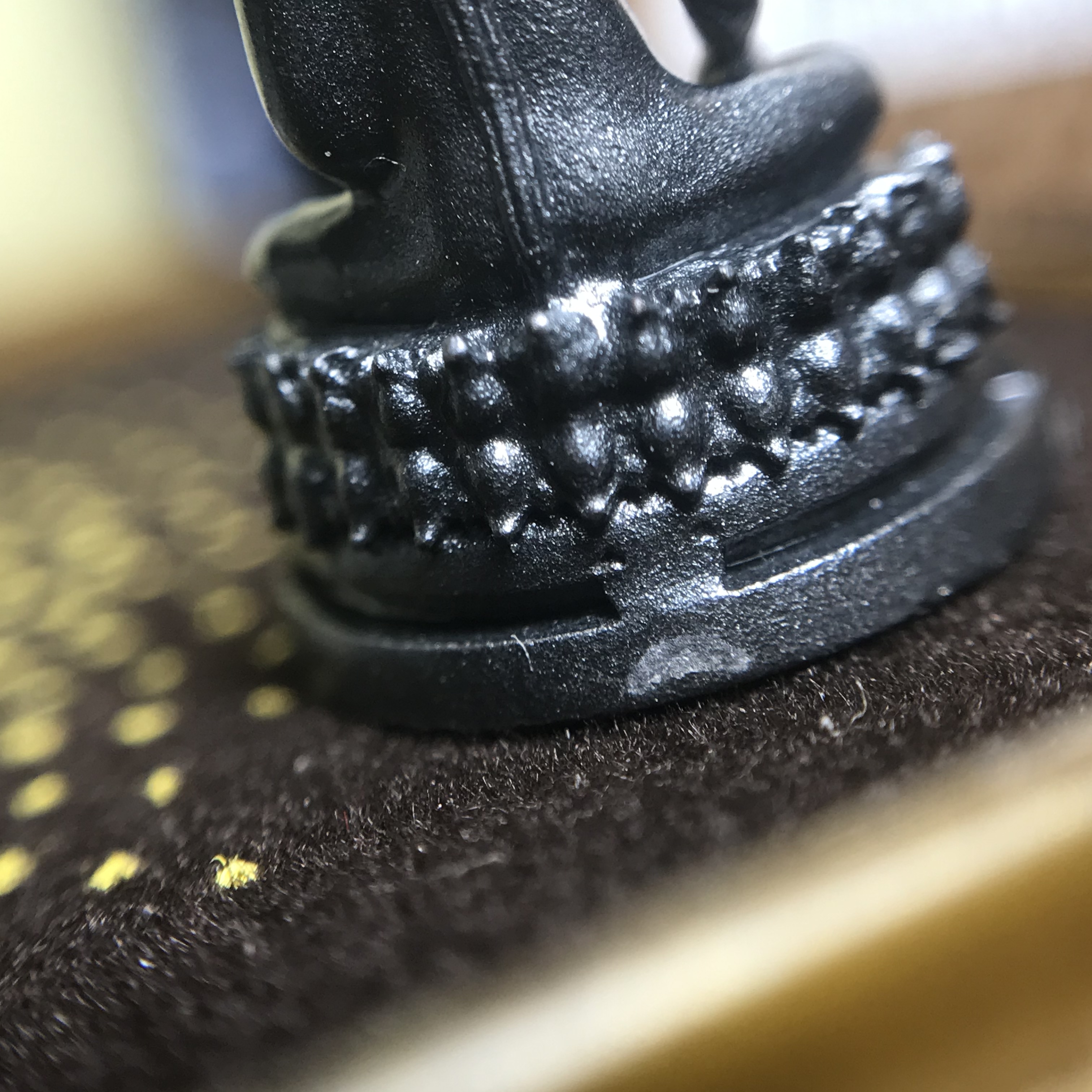 พระพุทธรูปคุ้มเกล้า มหามงคล 80พรรษา “รุ่นเย็นศิระเพราะพระบริบาล 80พรรษา มหากษัตริย์คู่แผ่นดินสยาม” เนื้อเงินรมดำ พิมพ์เล็ก ขนาด 10*21 มม.