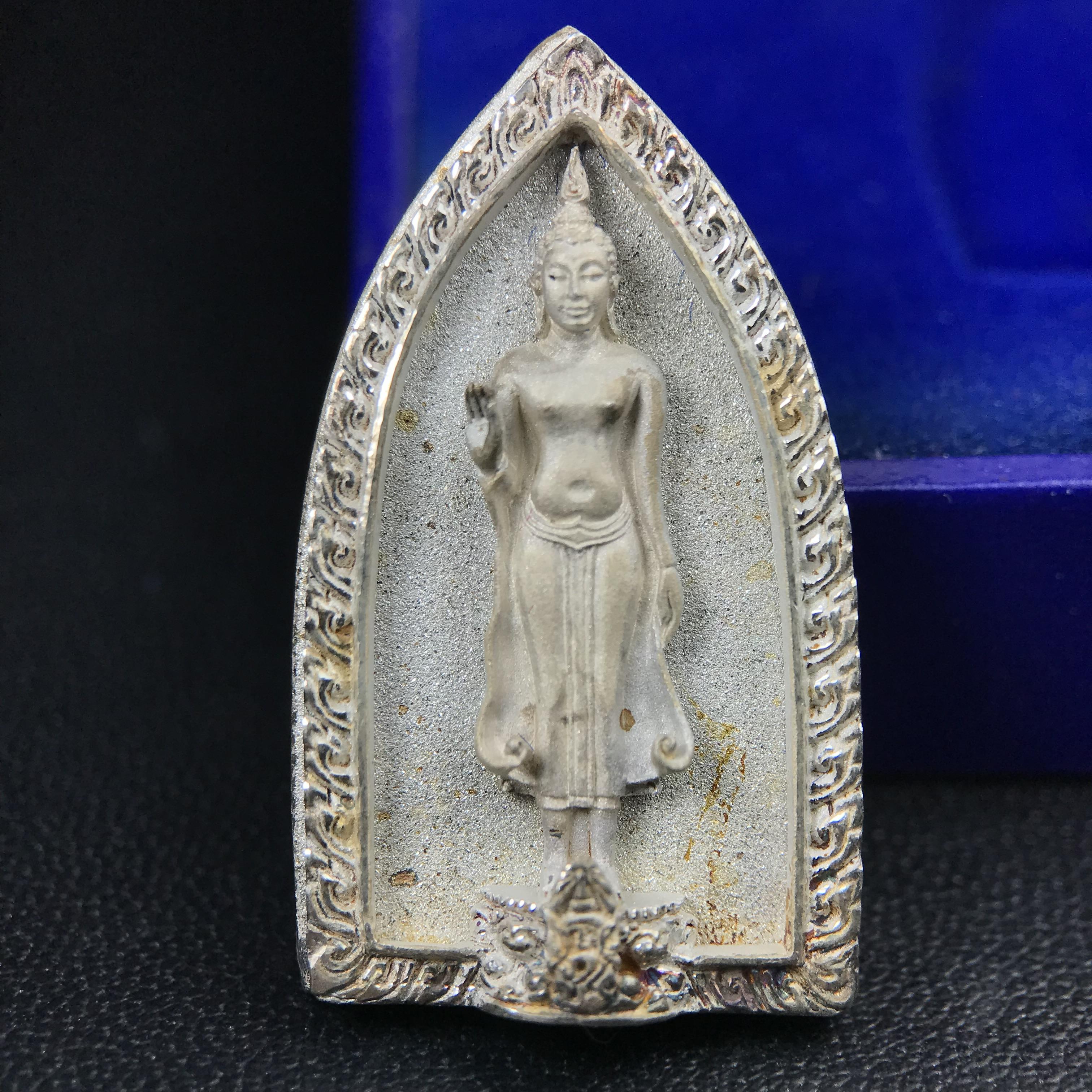 พระพุทธกาญจนพรสยามภูมิ ภปร. ปี 2539 เนื้อเงินพื้นทรายประกาย(ผิวเดิมสวย) พิมพ์ทรงใบขนุน ขนาด3.2ซม. พระพุทธรูปประจำพระชนมวาร รัชกาลที่9 ทรงโปรดเกล้าให้วิทยาลัยป้องกันราชอาณาจักร(วปอ.)สร้างในวโรกาสทรงครองสิริราชสมบัติครบ50ปี พ.ศ.2539(1ใน5000องค์)