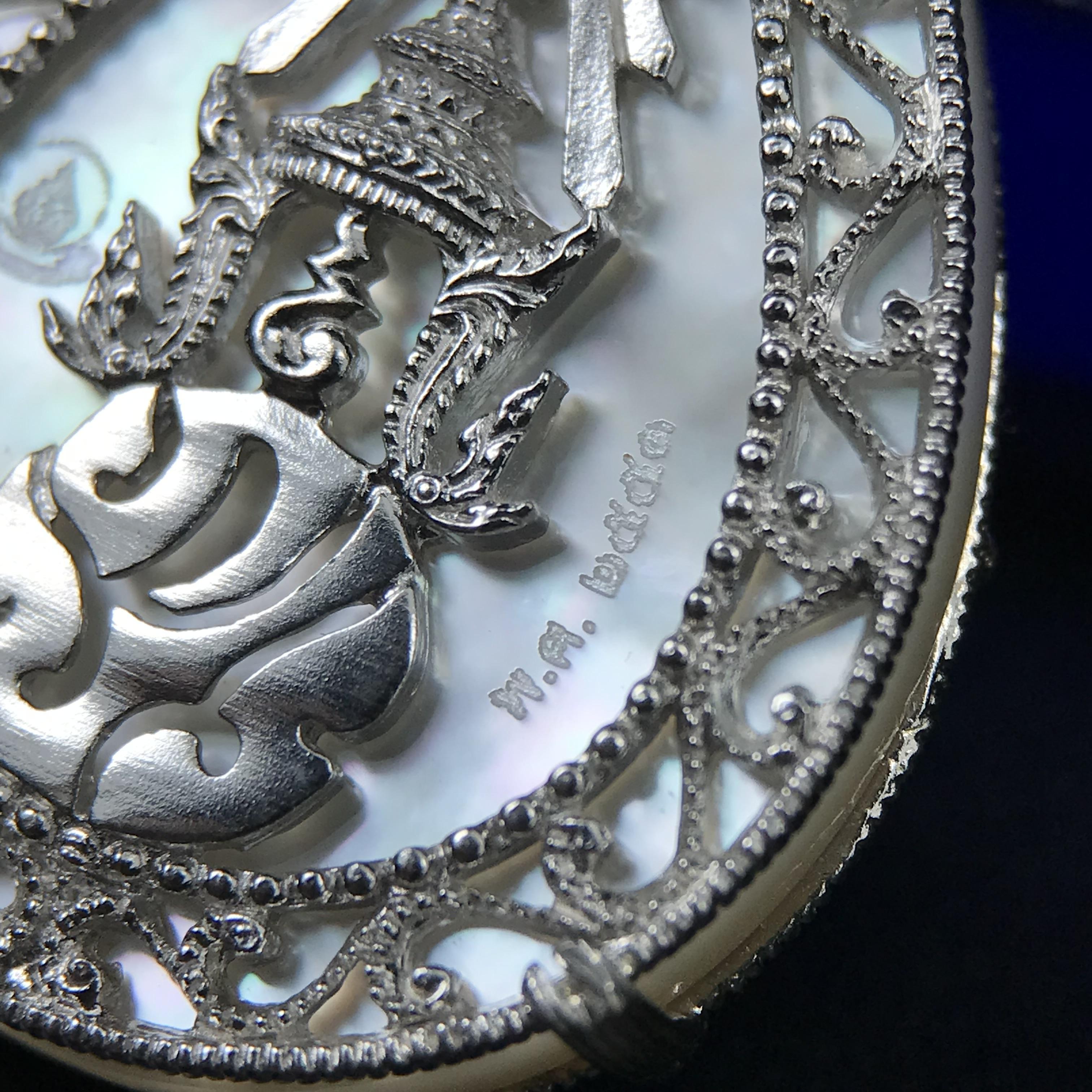 เหรียญพระพุทธชินราช ภปร. โครงการ เพราะแผ่นดินนี้คือแผ่นดินเกิด ปี 2551 รูปหยดน้ำ เนื้อเงินชุบทองคำขาว(ล้อมด้วยกรอบเงินชุบทองคำขาวสลักเสลาเป็นลวดลายละเอียดอ่อน ส่วนพื้นองค์พระเป็นเปลือกหอยมุขสวยงดงาม )(ขนาด 21 x 29 มม.) (สวยงามหายาก)1ใน5000องค์