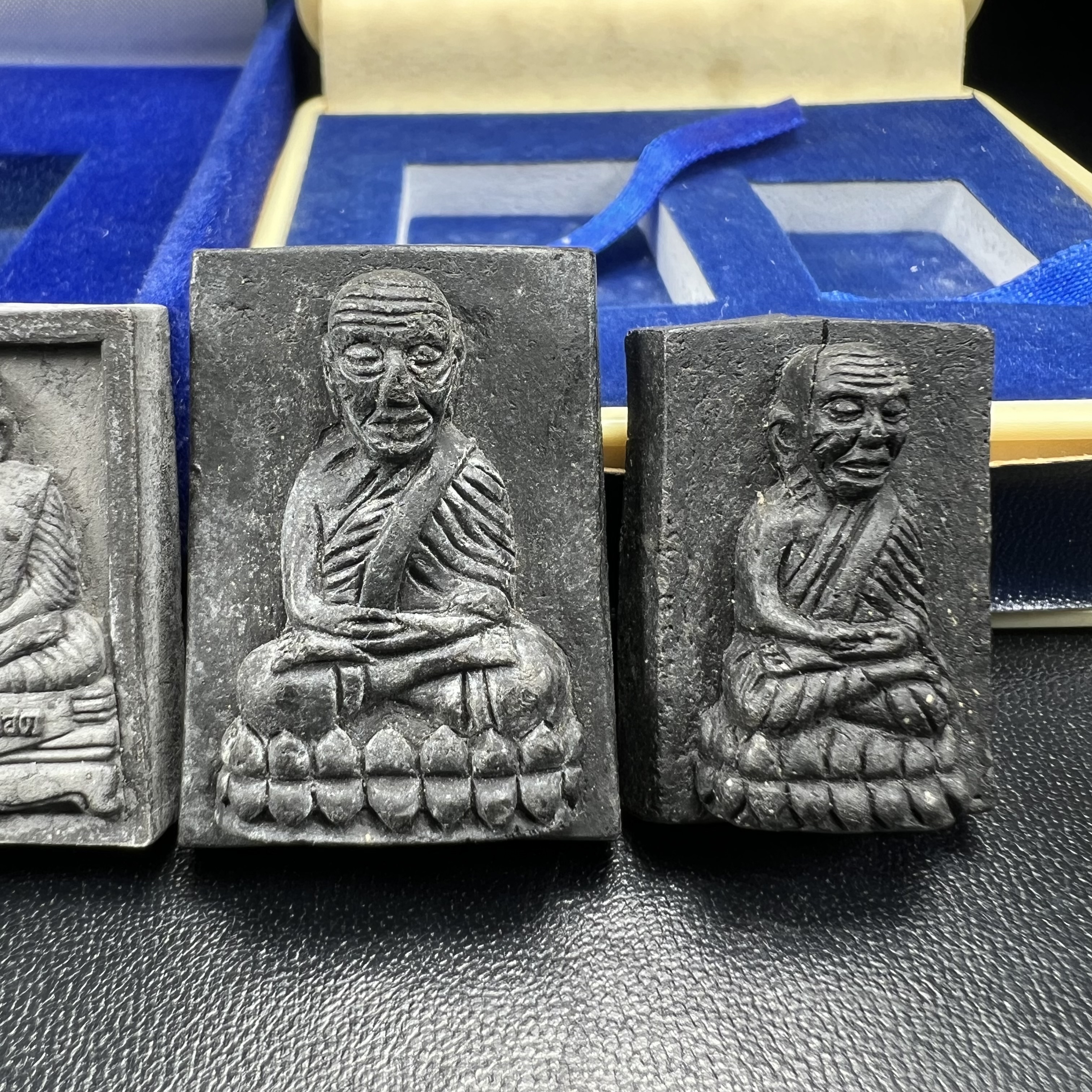 ชุดคู่บารมีหลวงปู่ทวด พระนามาภิไธย ภปร. คู่ สก. หายากมากที่จะมาคู่กันได้!!! พิธีใหญ่ ปลุกเสกวัดพระแก้วทั้งสองรุ่น!!!่พระหลวงปู่ทวด ภปร. ปี 2547 เนื้อว่านดำหลัง ภปร. เงิน(หายาก1ใน1999ชุด)+พระหลวงพ่อทวด พระนามาภิไธย สก. ปี2544(รุ่นแรก) (1ใน5000 ชุด)