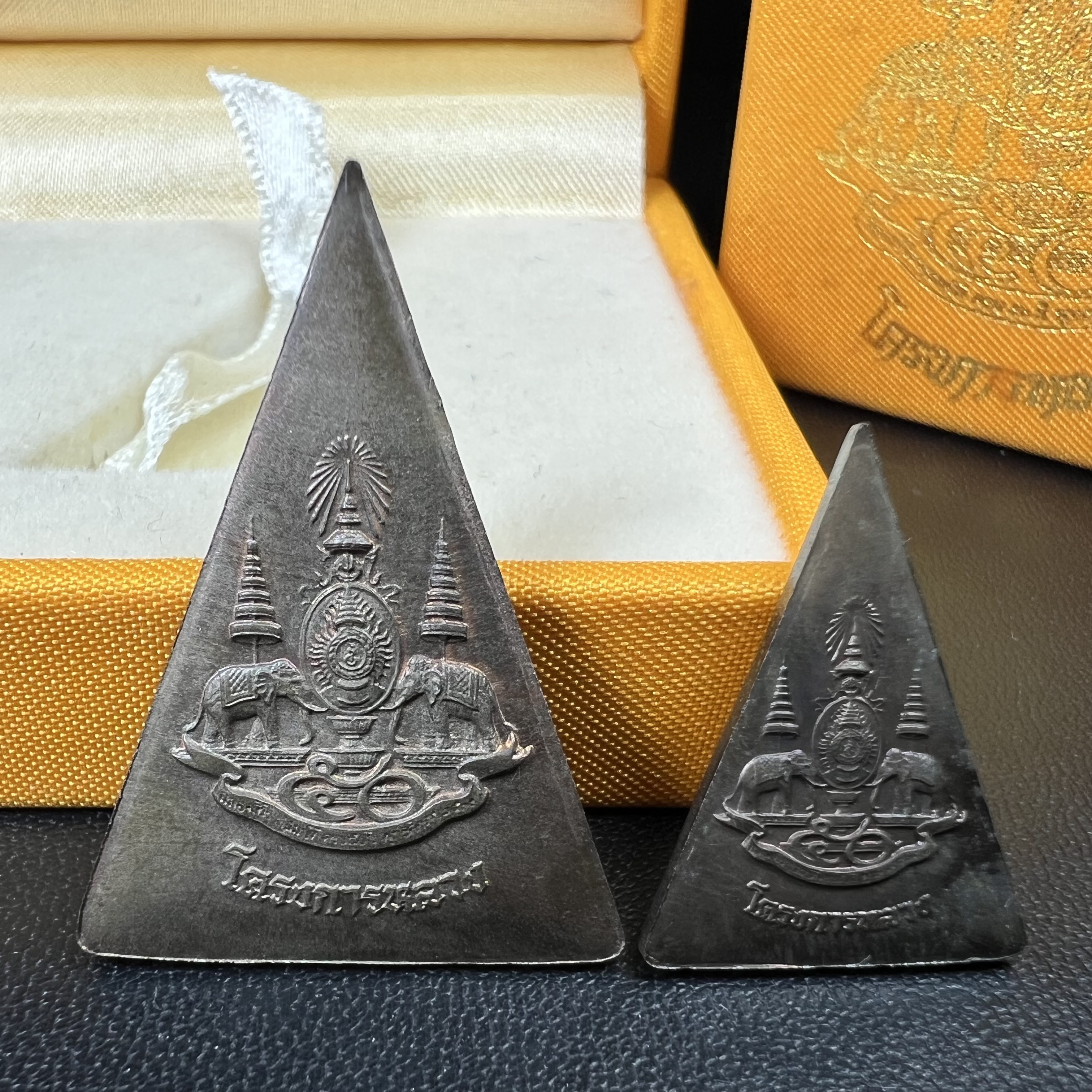 พระพุทธนวราชบพิตร พระพิมพ์จิตรลดา โครงการหลวง ปี2539 (พิมพ์ใหญ่+พิมพ์เล็ก) เนื้อนวโลหะ พร้อมกล่องบรรจุเดิม พิธีใหญ่ ปลุกเสกวัดพระแก้ว(1ชุด 2 องค์)