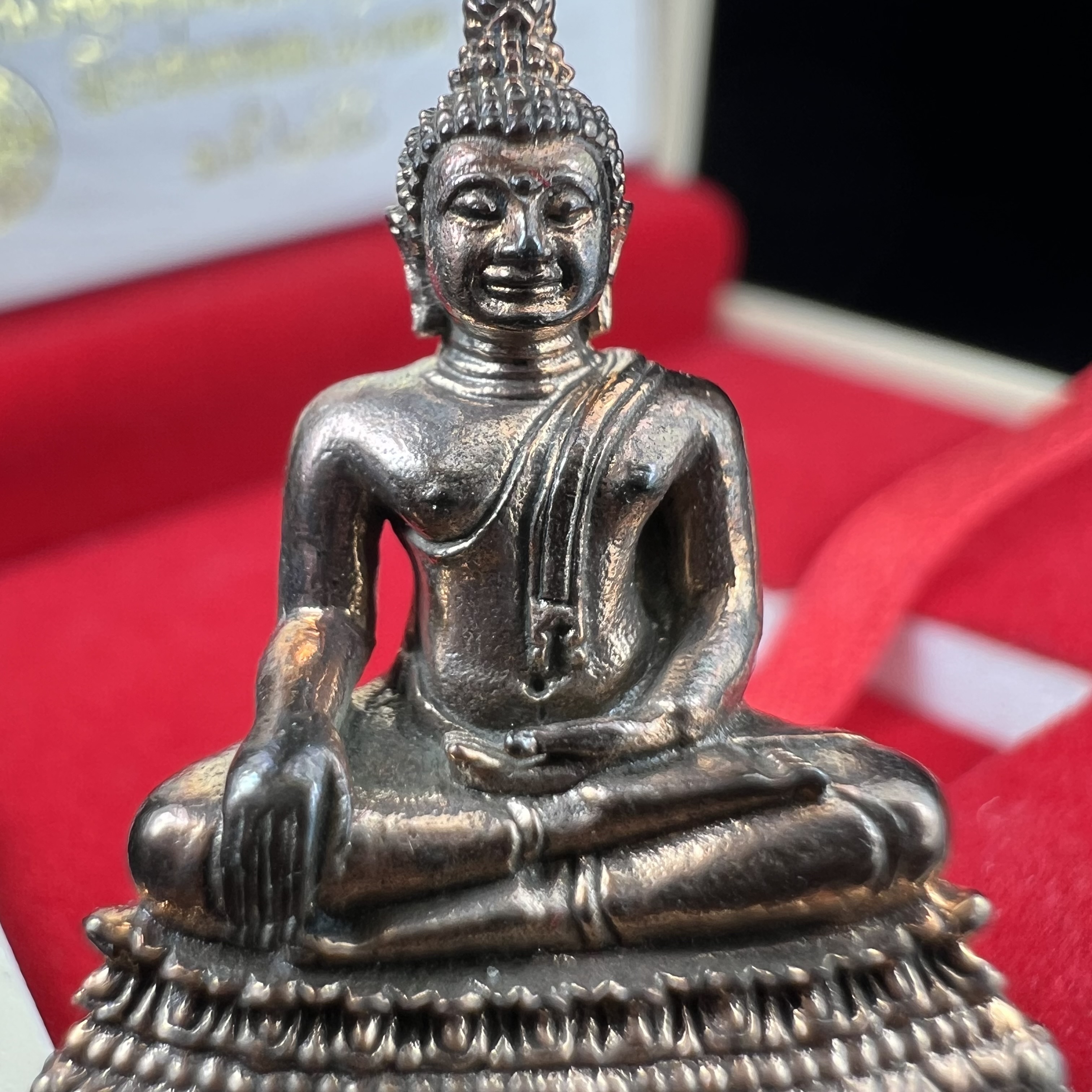 พระกริ่งพระพุทธชินสีห์ ภปร. กระทรวงสาธารณสุขจัดสร้าง เพื่อสมทบกองทุนฟันเทียมพระราชทาน ในโอกาสฉลองในหลวงรัชกาลที่ 9 พระชนมายุ 80 พรรษา ปี 2550 สมเด็จพระญาณสังวรทรงประทานพระเกศา และผงมวลสารส่วนพระองค์ เพื่อบรรจุในพระกริ่ง เนื้อนวโลหะตอกโค๊ต (1 ใน 6499 องค์)